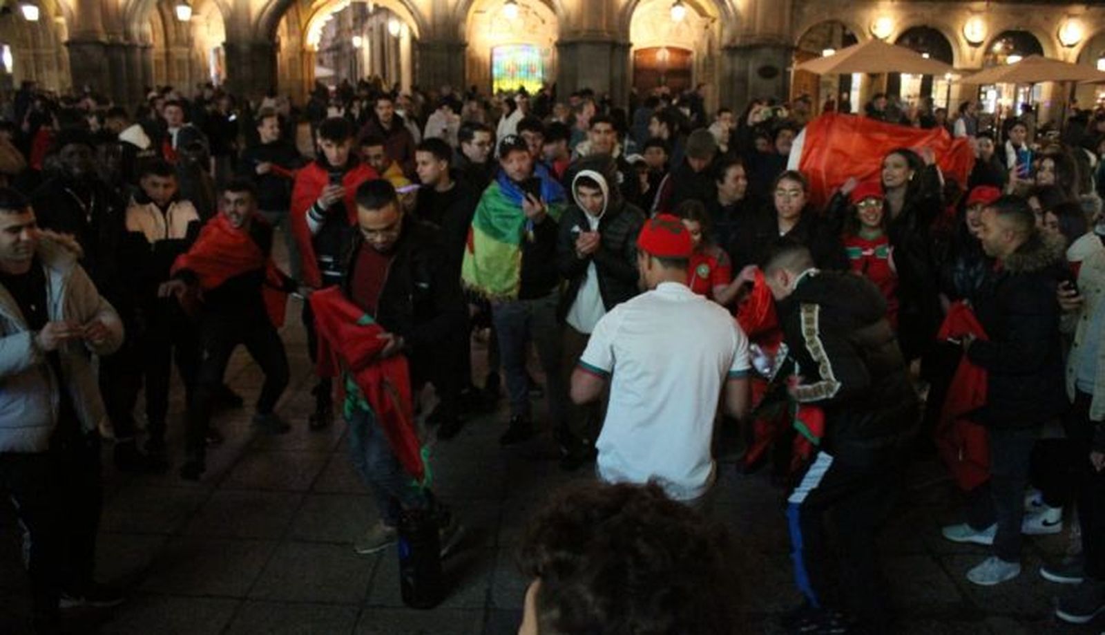Los marroquíes salen a celebrar la victoria de su selección por las calles de Salamanca. Foto| Salamanca24horas