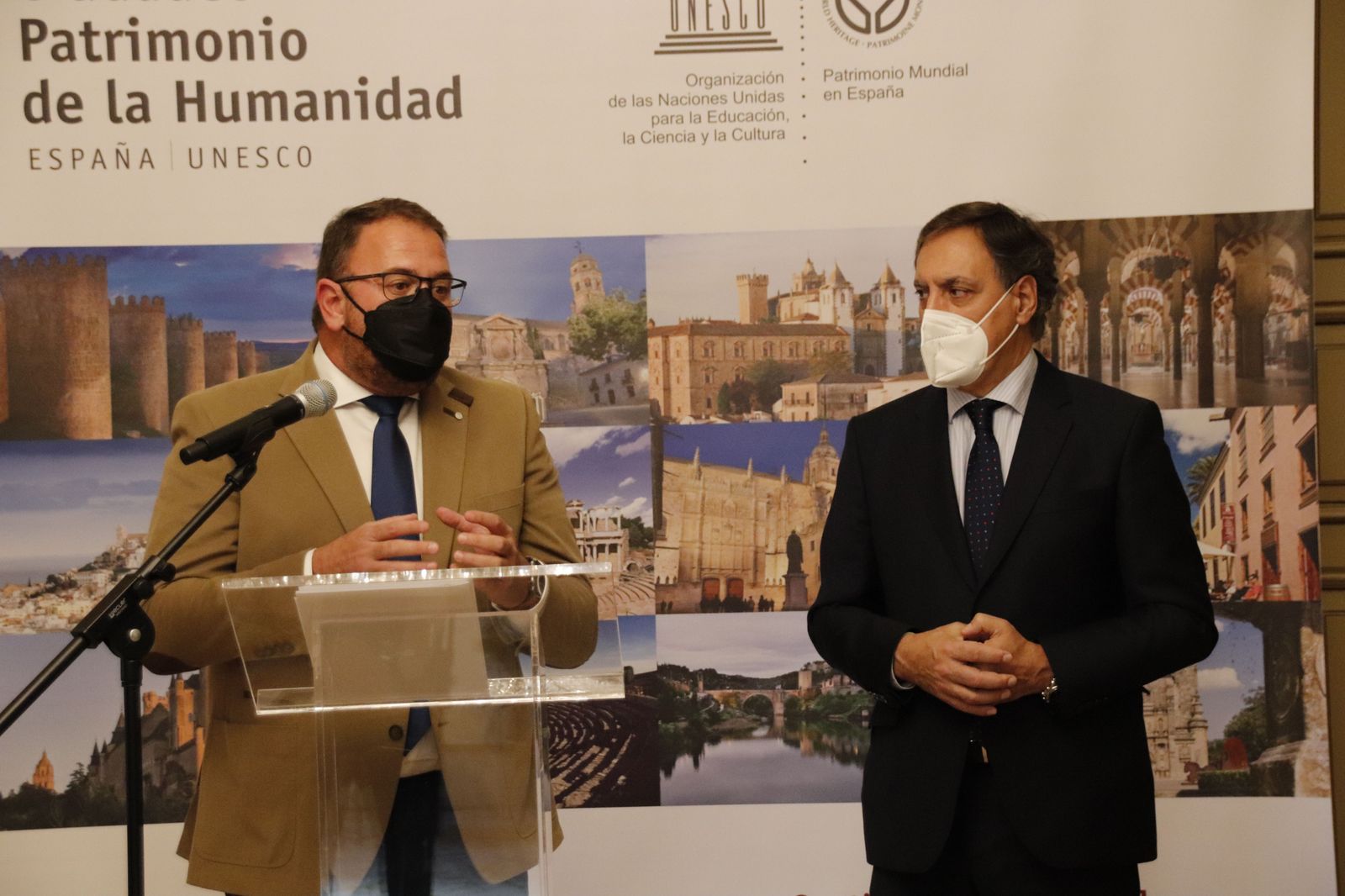 Carlos Carbayo, asume la presidencia del Grupo de Ciudades Patrimonio de la Humanidad de España, junto al presidente saliente y alcalde de Mérida, Antonio Rodríguez