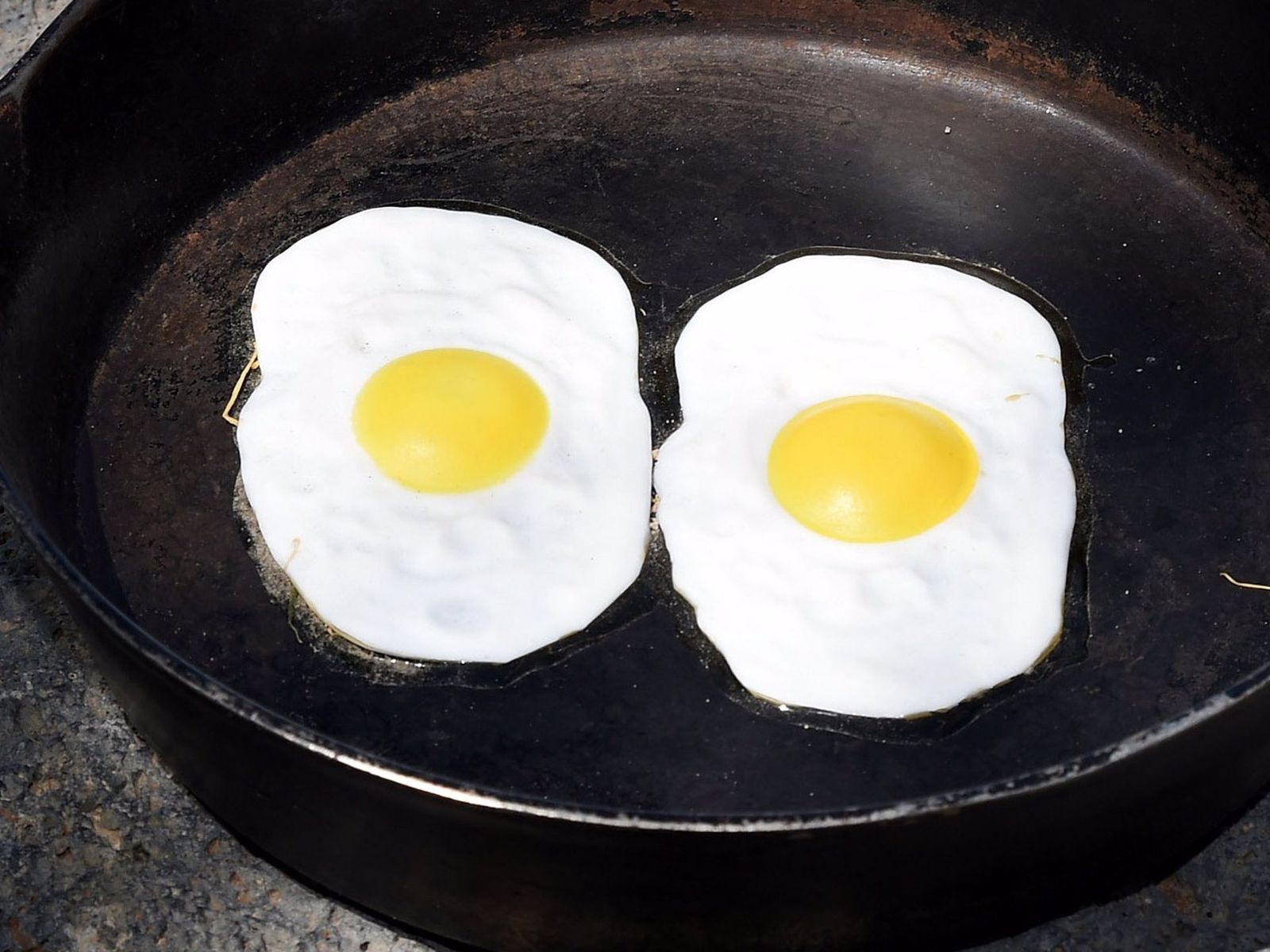 Dos huevos fritos en una sartén. Europa Press