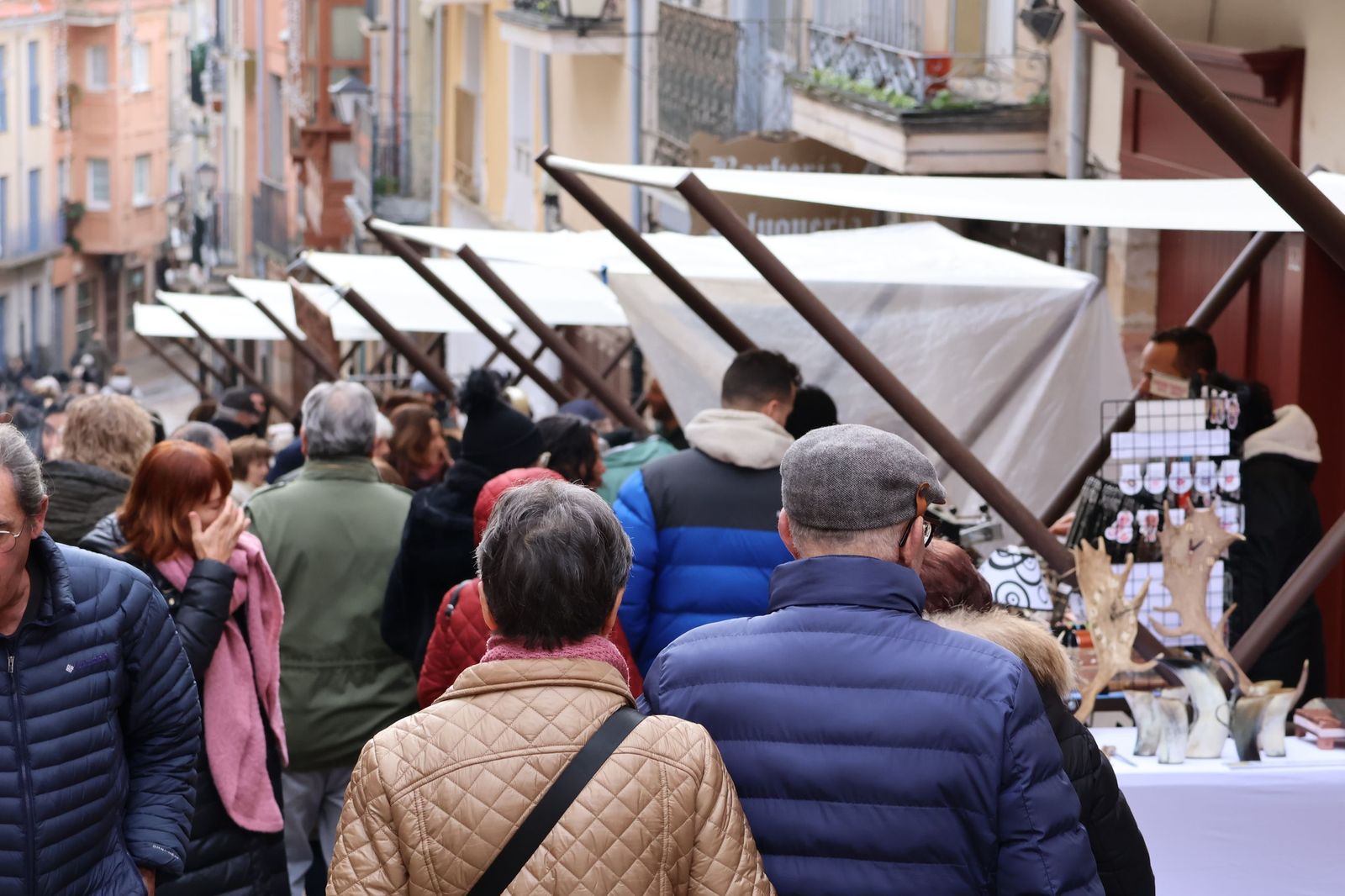 GALERÍA | El mercado de artesanos en la calle Balborraz como escaparate del producto local