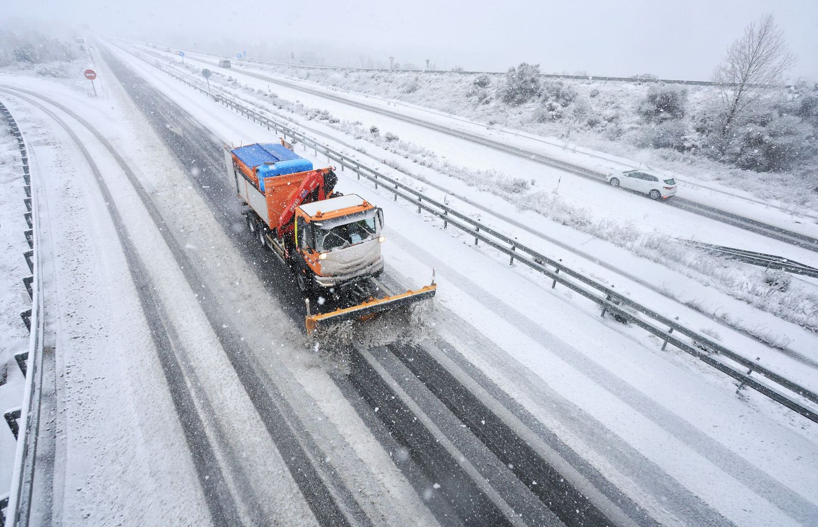 Nieve en la A-66, entre Guijuelo y Bejar