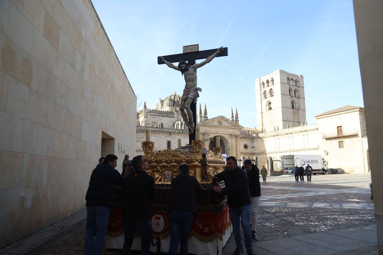 GALERÍA | Colocación del Cristo de las Injurias en su mesa procesional