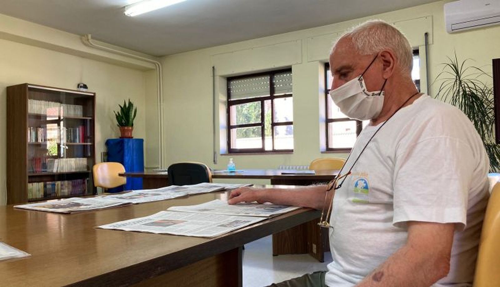 Francisco, en la sala de lectura del centro de mayores