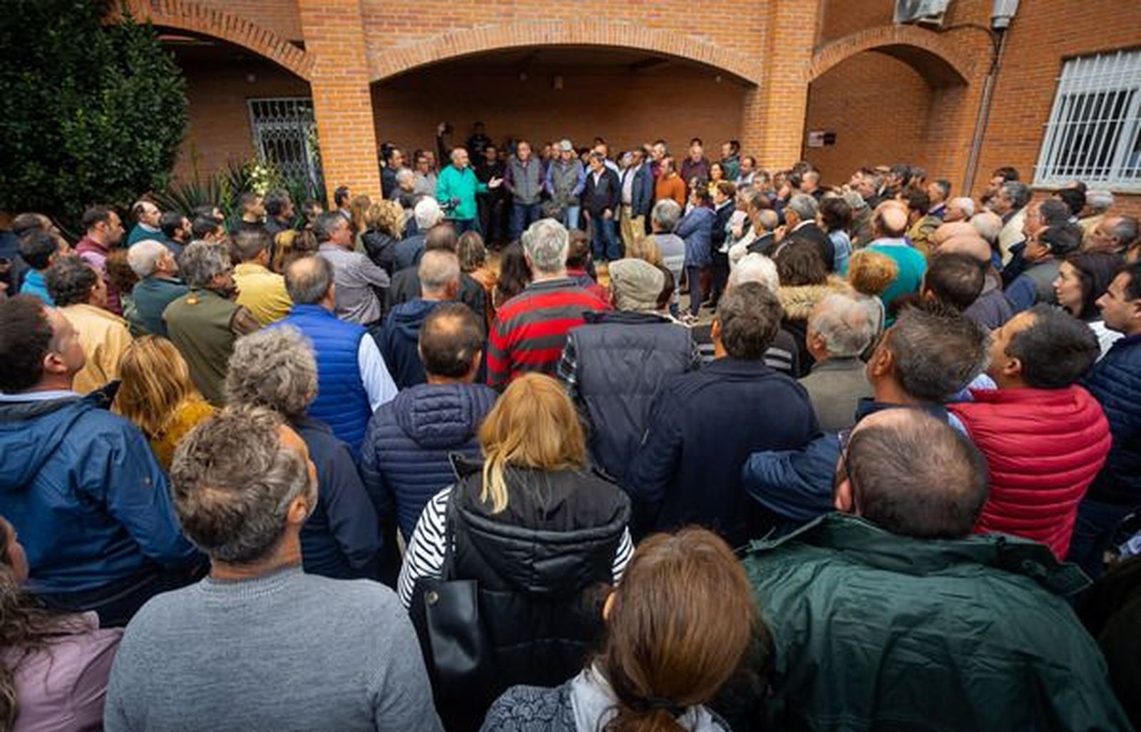 Protestas de ganaderos antes la Unidad Veterinaria de Ciudad Rodrigo. Foto ICAL