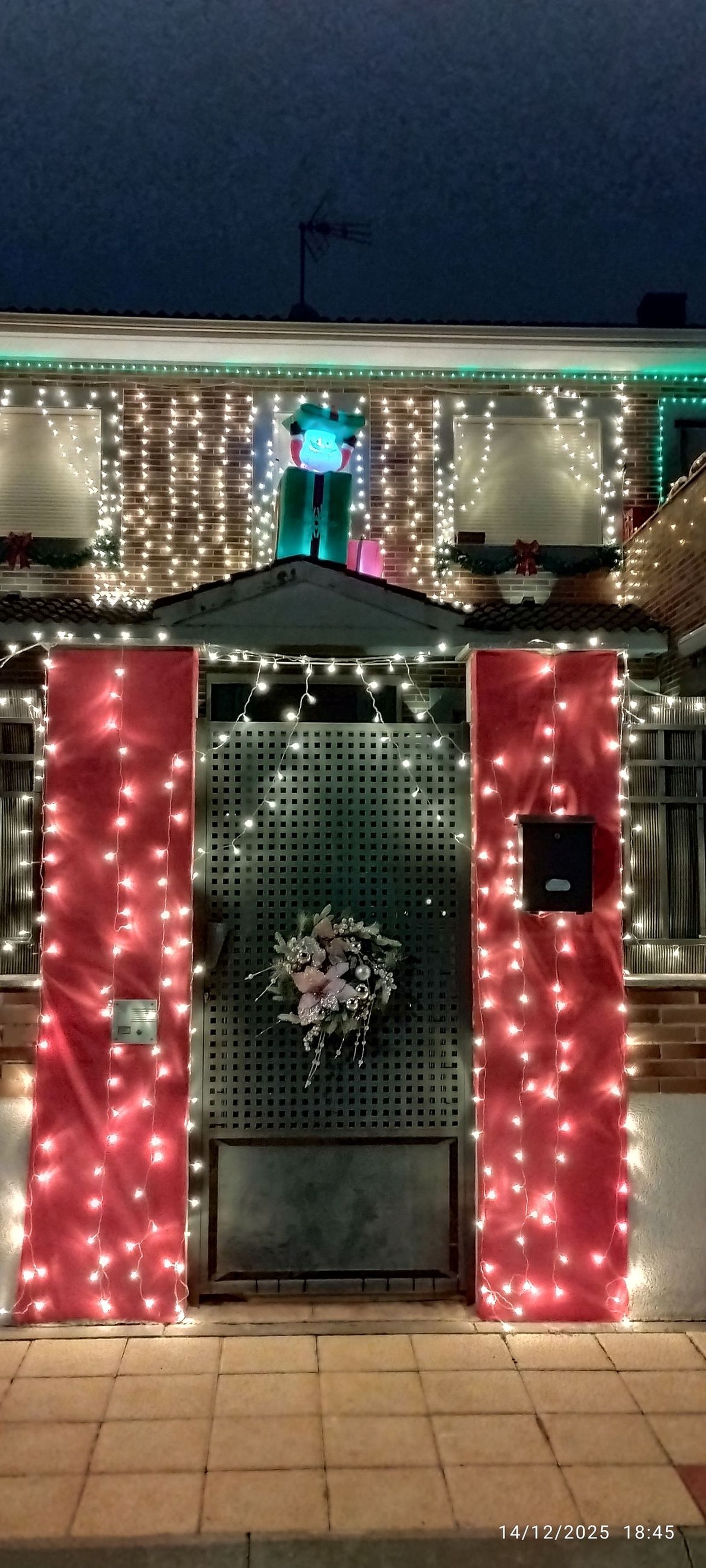 M.I.M.V. - Decoración navideña en una vivienda de Doñinos (2).jpg