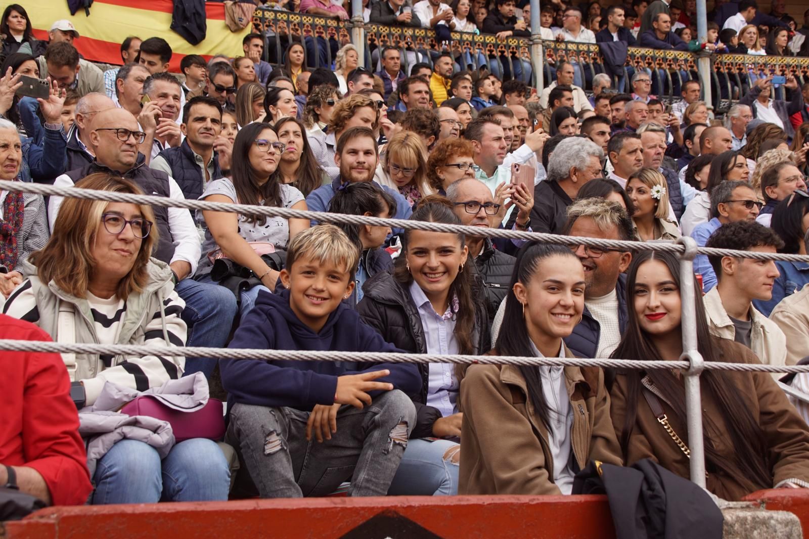 ambiente-en-el-patio-de-cuadrillas-de-la-glorieta-para-ver-a-sergio-galan-diego-ventura-y-guillermo-hermoso-de-mendoza-21-de-septiembre-de-2024-fotos-juanes-42