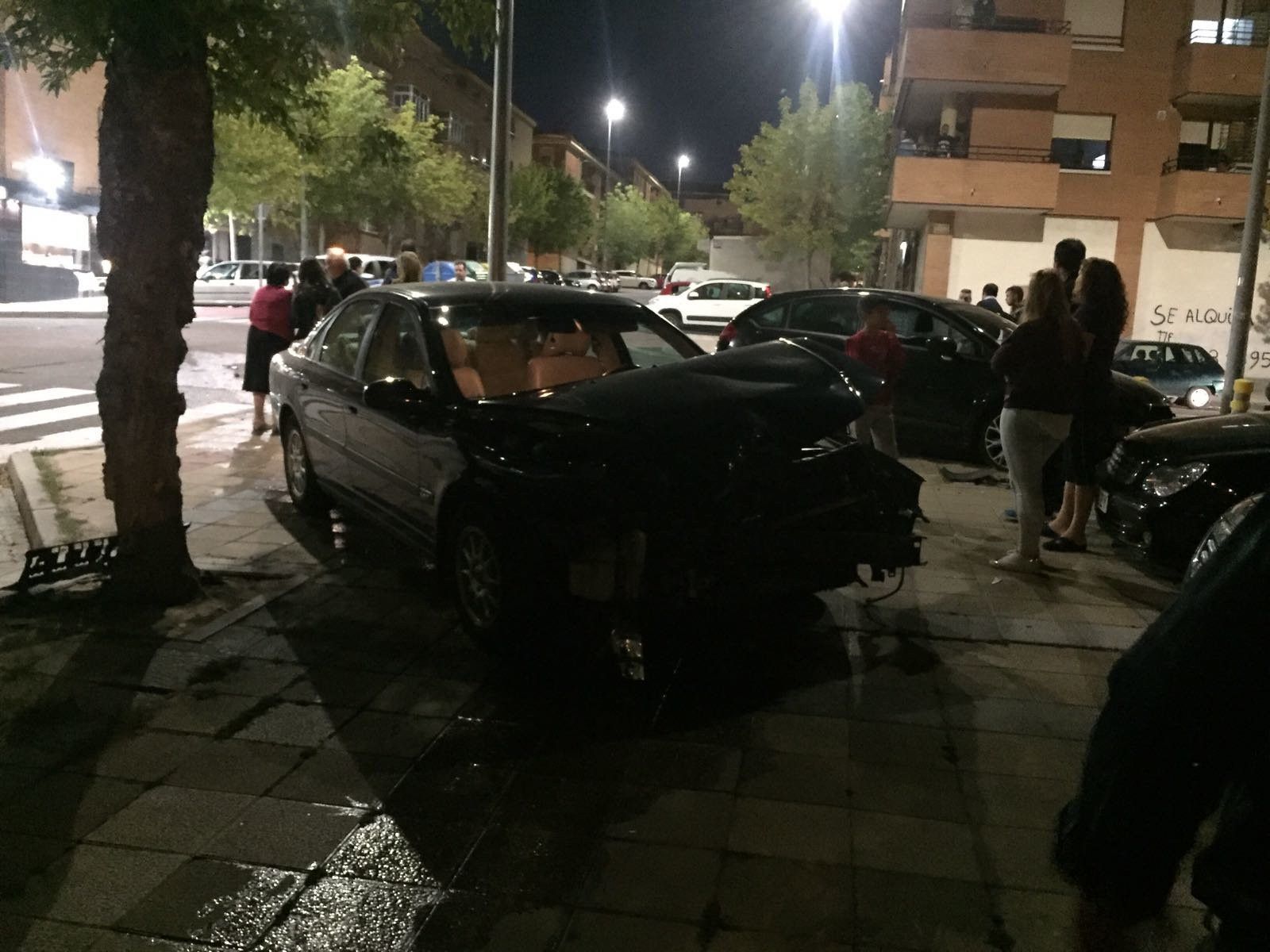 Un coche derriba una señal de tráfico tras colisionar con otro en la calle Lucio Marineo