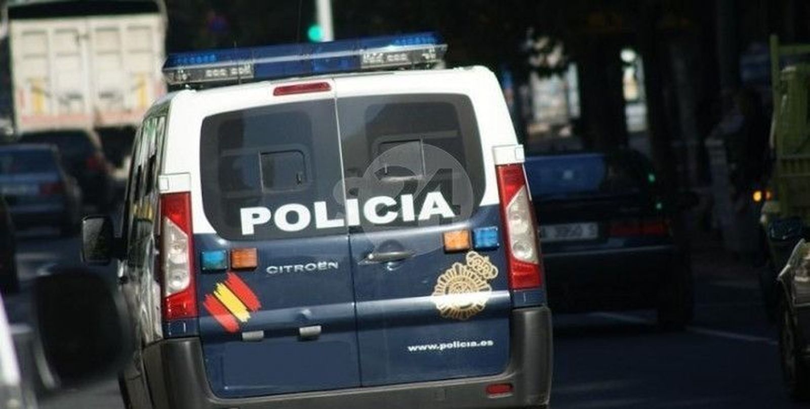 Persigue a dos jóvenes por la calle con un cuchillo y agrede a policías tras ser detenido