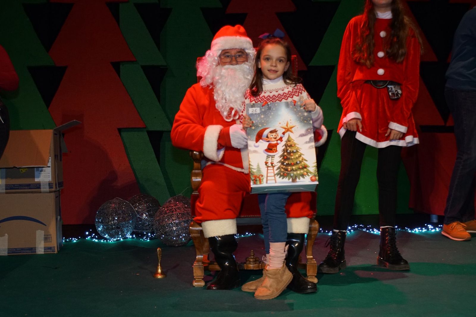 Papá Noel recorre las calles de Alba de Tormes y entrega regalos a los niños