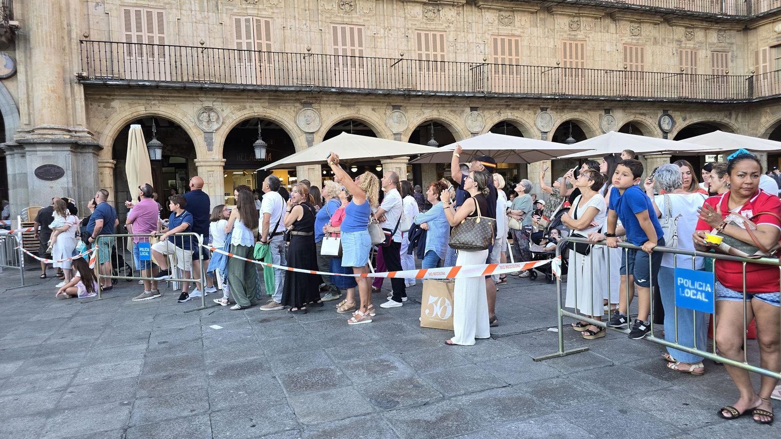 El alcalde de Salamanca, Carlos García Carbayo, y miembros de la Corporación Municipal asisten al tradicional acto de colocación de La Mariseca