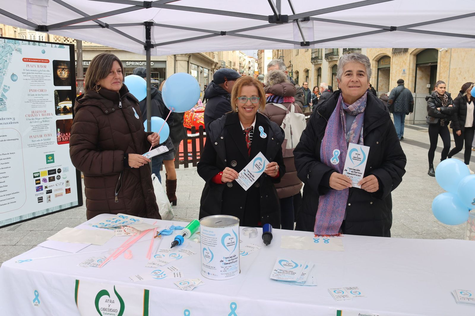 Mesa de información de la Asociación de Trastornos Alimentarios y Obesidad de Salamanca