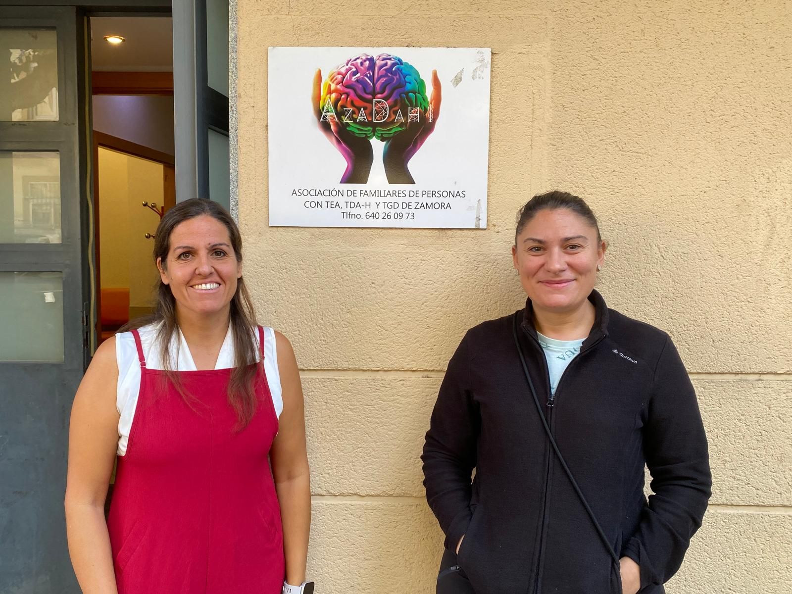 Cynthia Garrote y Vanesa Rebollo en la entrada de la asociación Azadahi