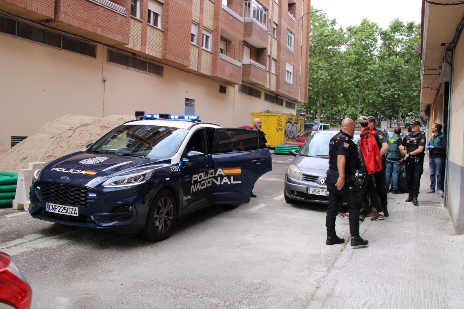 policia-nacional-inspeccionando-una-vivienda-en-la-calle-peru-9