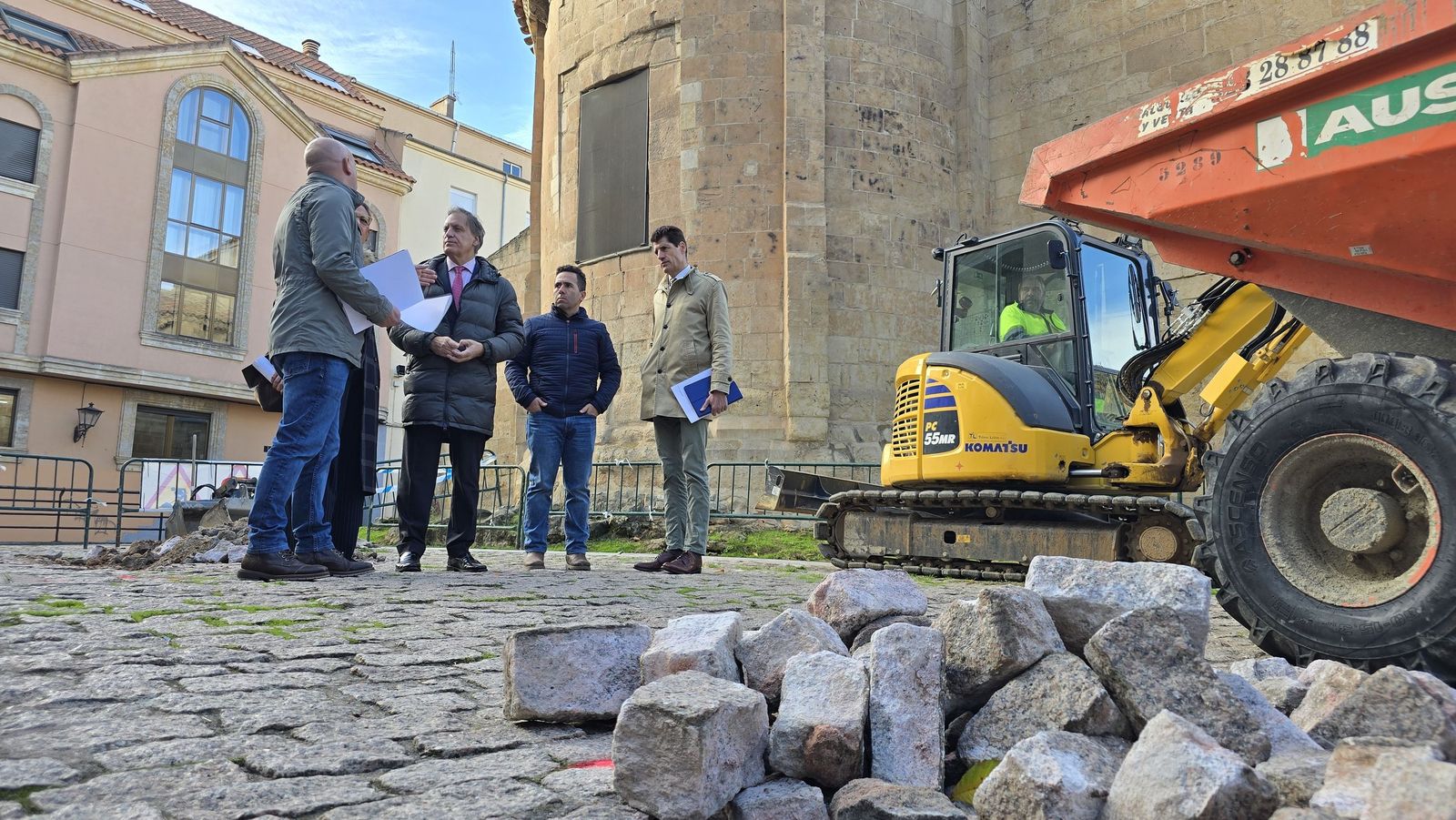 El alcalde de Salamanca, Carlos García Carbayo, visita las obras de renaturalización de plazas del casco histórico de la ciudad