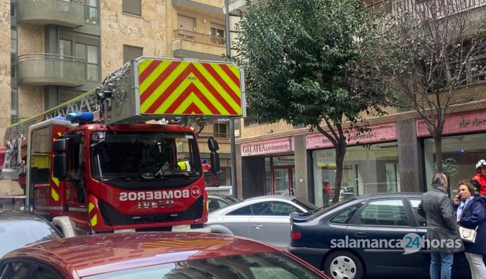 Bomberos actuando por el fuego en una vivienda de la calle Sánchez Llevot. Fotos S24H