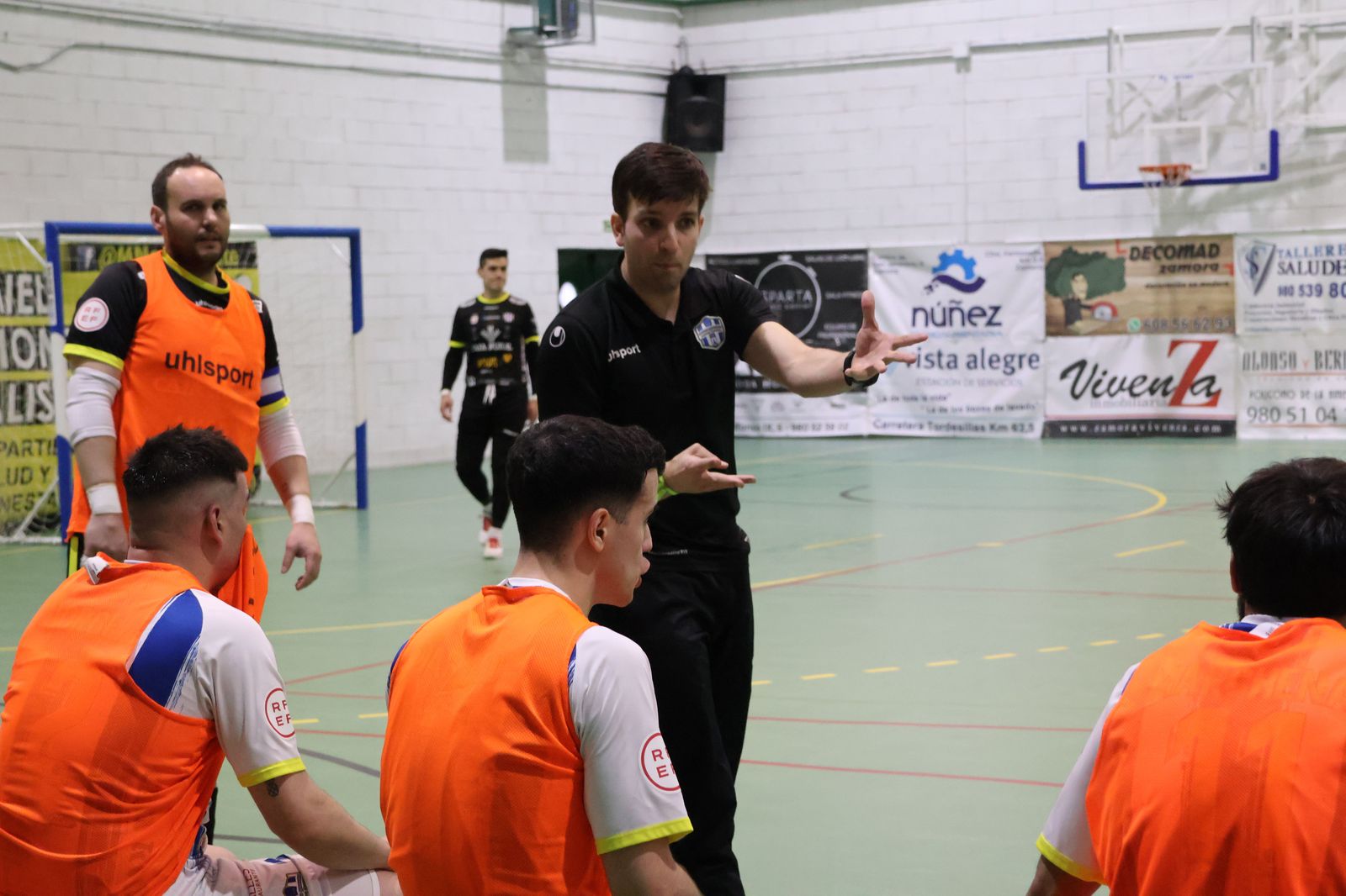 Marcos Vara dando instrucciones a sus jugadores durante el partido InterSala Zamora   Atlético Benavente