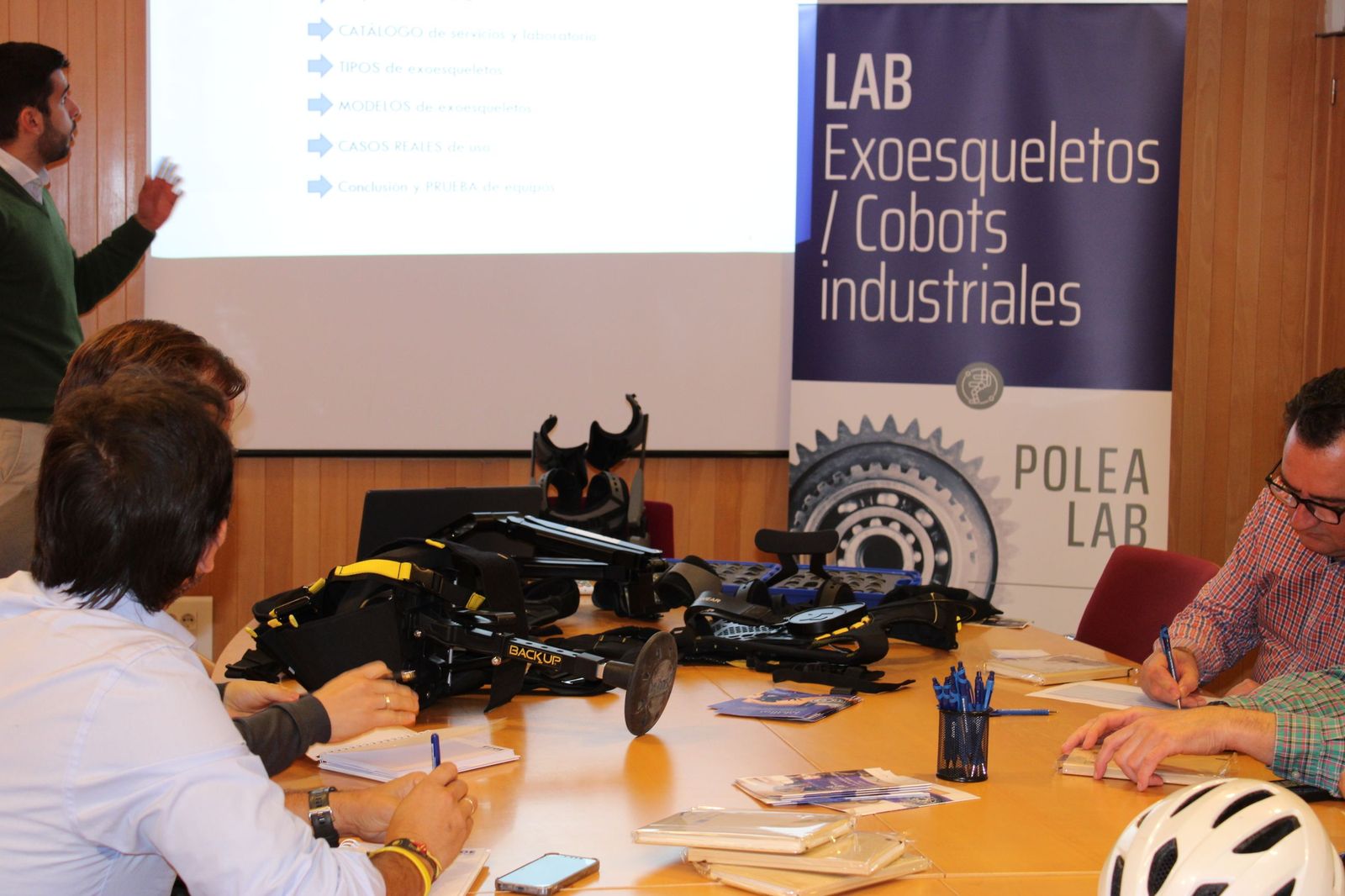 Demostración del funcionamiento de exoesqueletos industriales