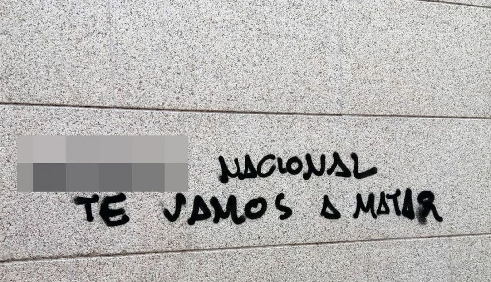 Una de las pintadas contra la Policía Nacional de Zamora