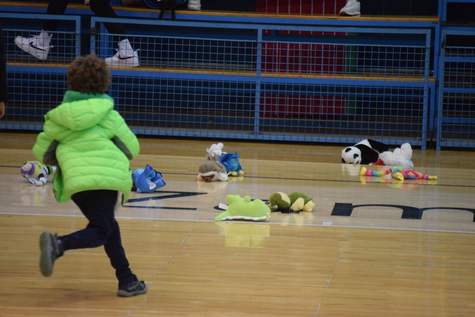 lluvia-de-peluches-en-el-angel-nieto-2023-4