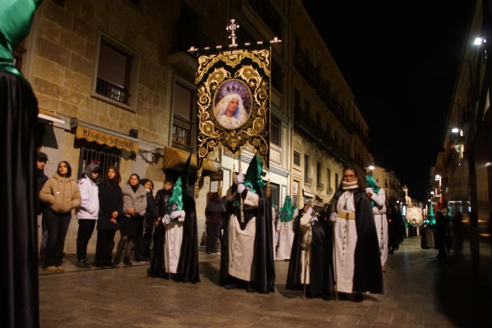 Las imágenes de la emotiva procesión de la Dominicana sin el Cristo de la Buena Muerte