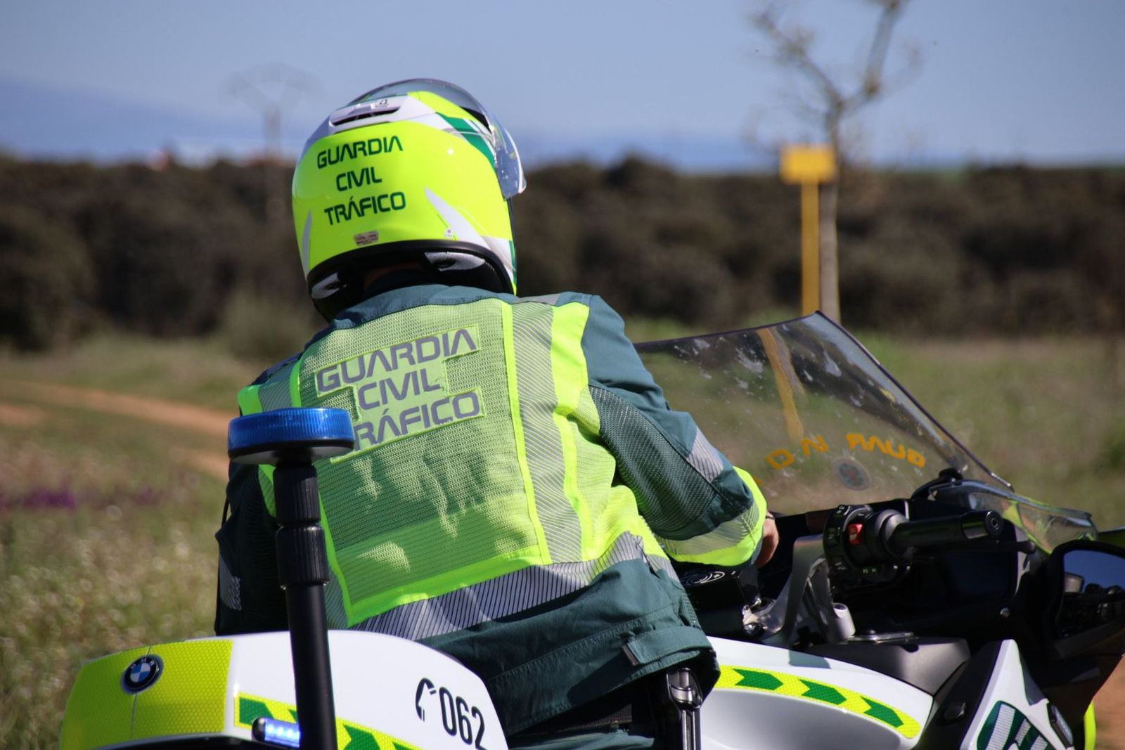Guardia civil controlando el tráfico