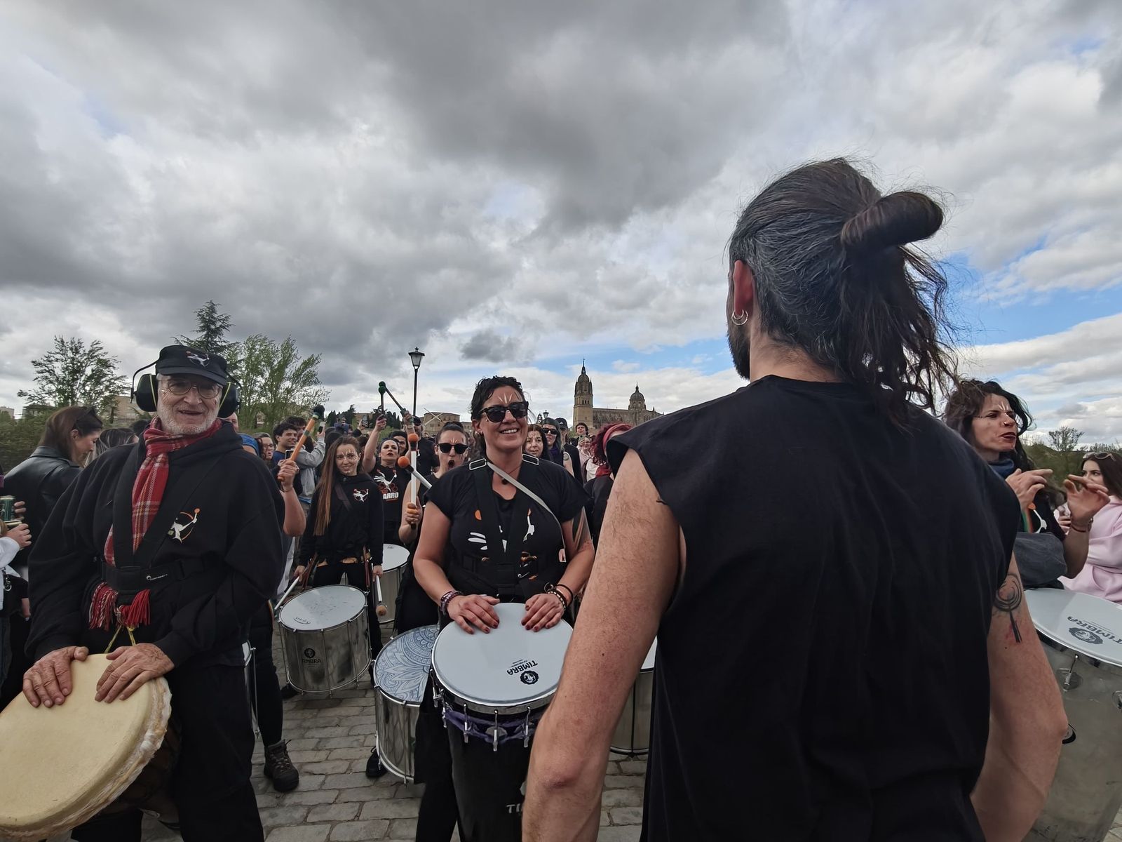 Un multitudinario Lunes de Aguas en Salamanca llena la ribera del Tormes