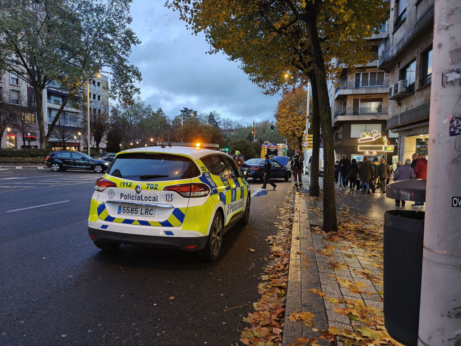 Los bomberos y la Policía Local de Salamanca se movilizan por el humo de un coche junto a la Plaza de España