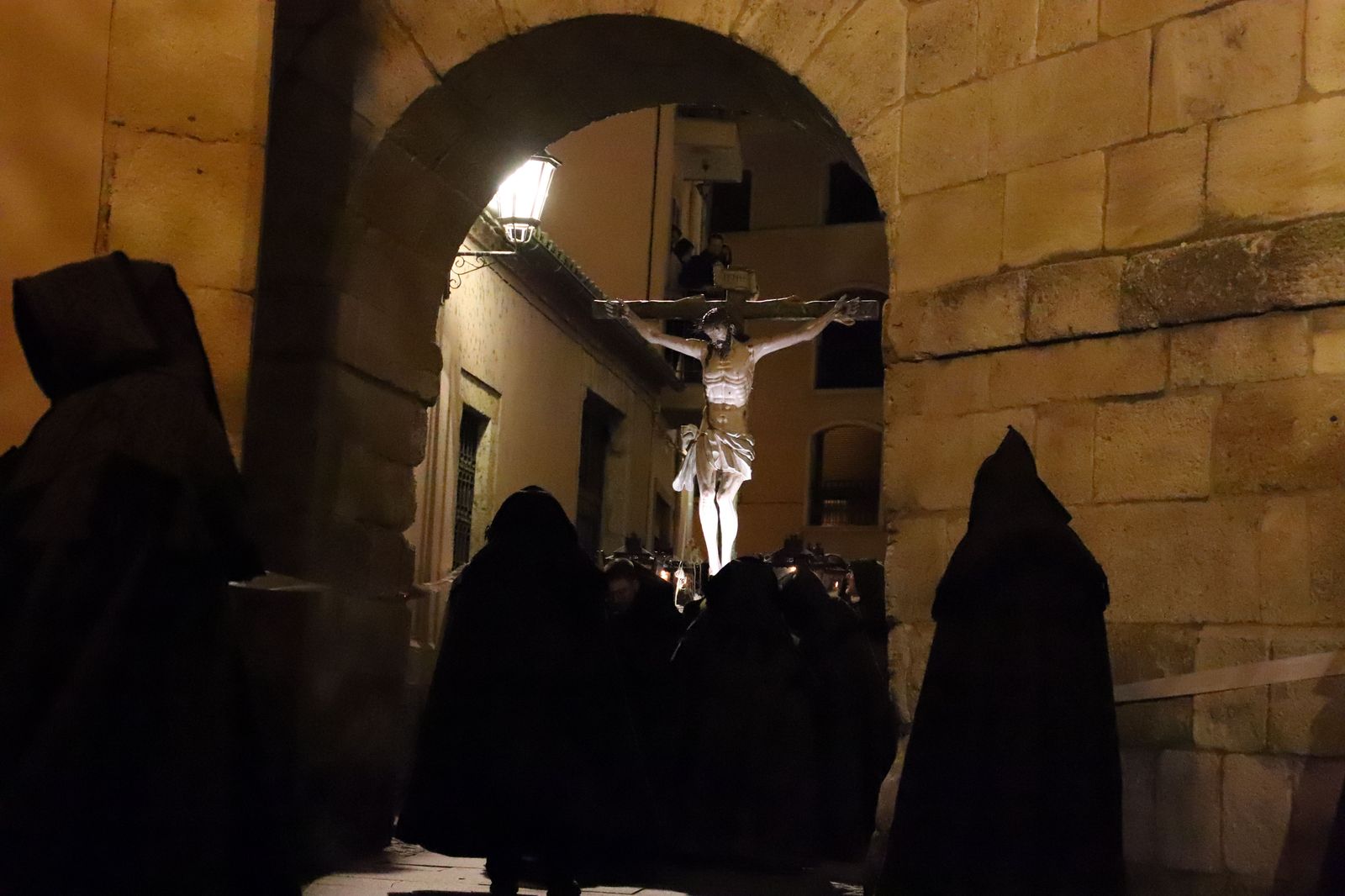 Hermandad del Santísimo Cristo del Amparo. Las Capas Pardas 2023 (19)