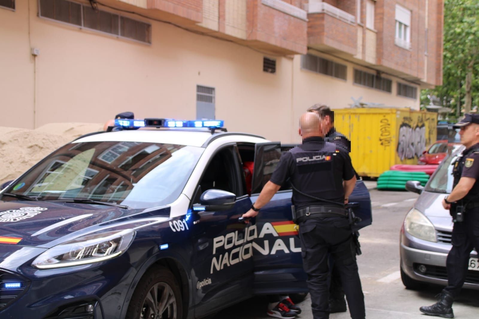 policia-nacional-inspeccionando-una-vivienda-en-la-calle-peru-5