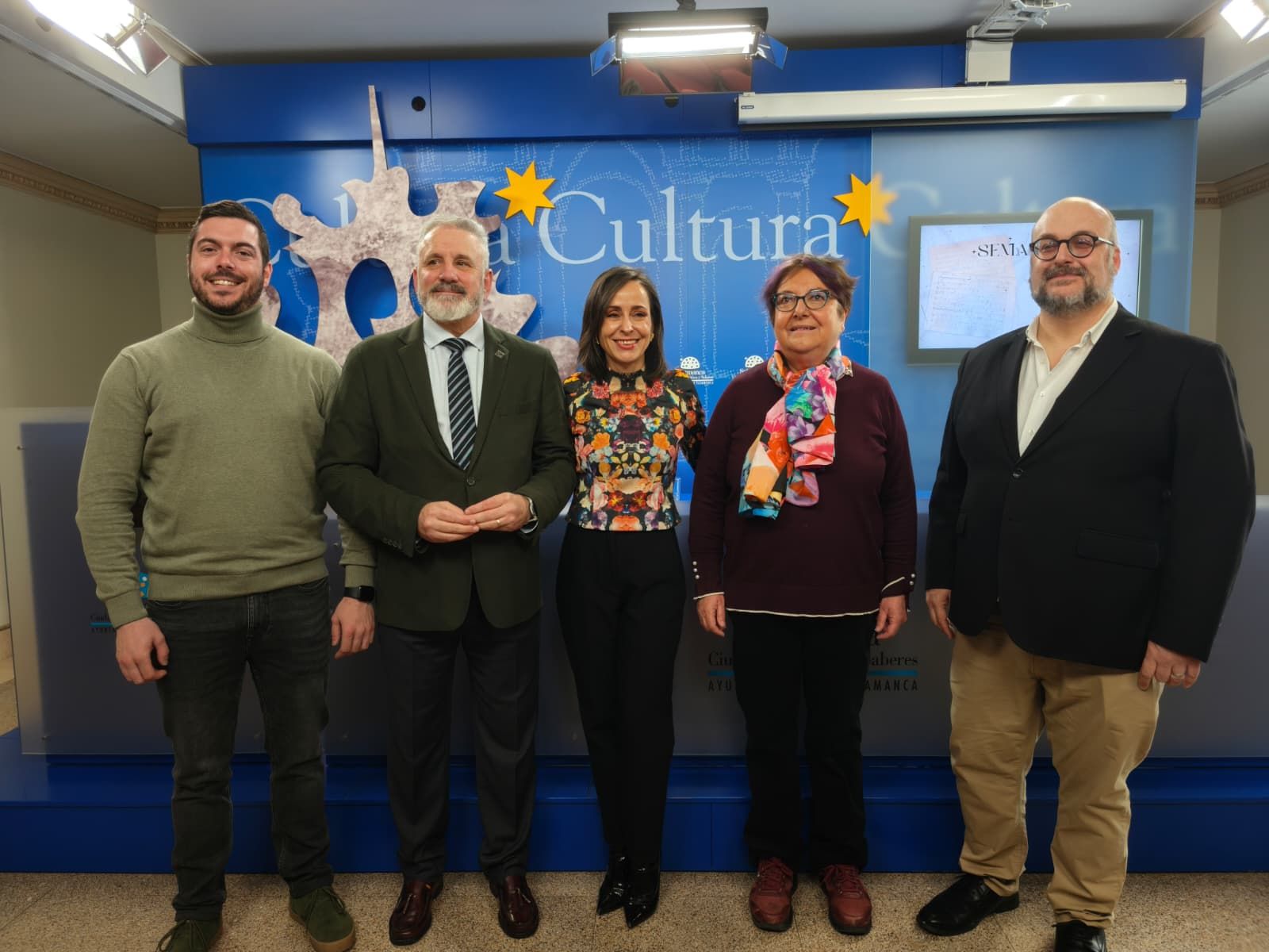 El miserere de Doyagüe se presenta en Salamanca. De izquierda a derecha: El director Raúl J. Ortiz; Francisco Hernández, presidente de la Junta de Semana Santa de Salamanca; Carmen Seguín, concejala de Festejos; Josefa Montero, musicóloga; y Javier Calvo, tenor de la obra