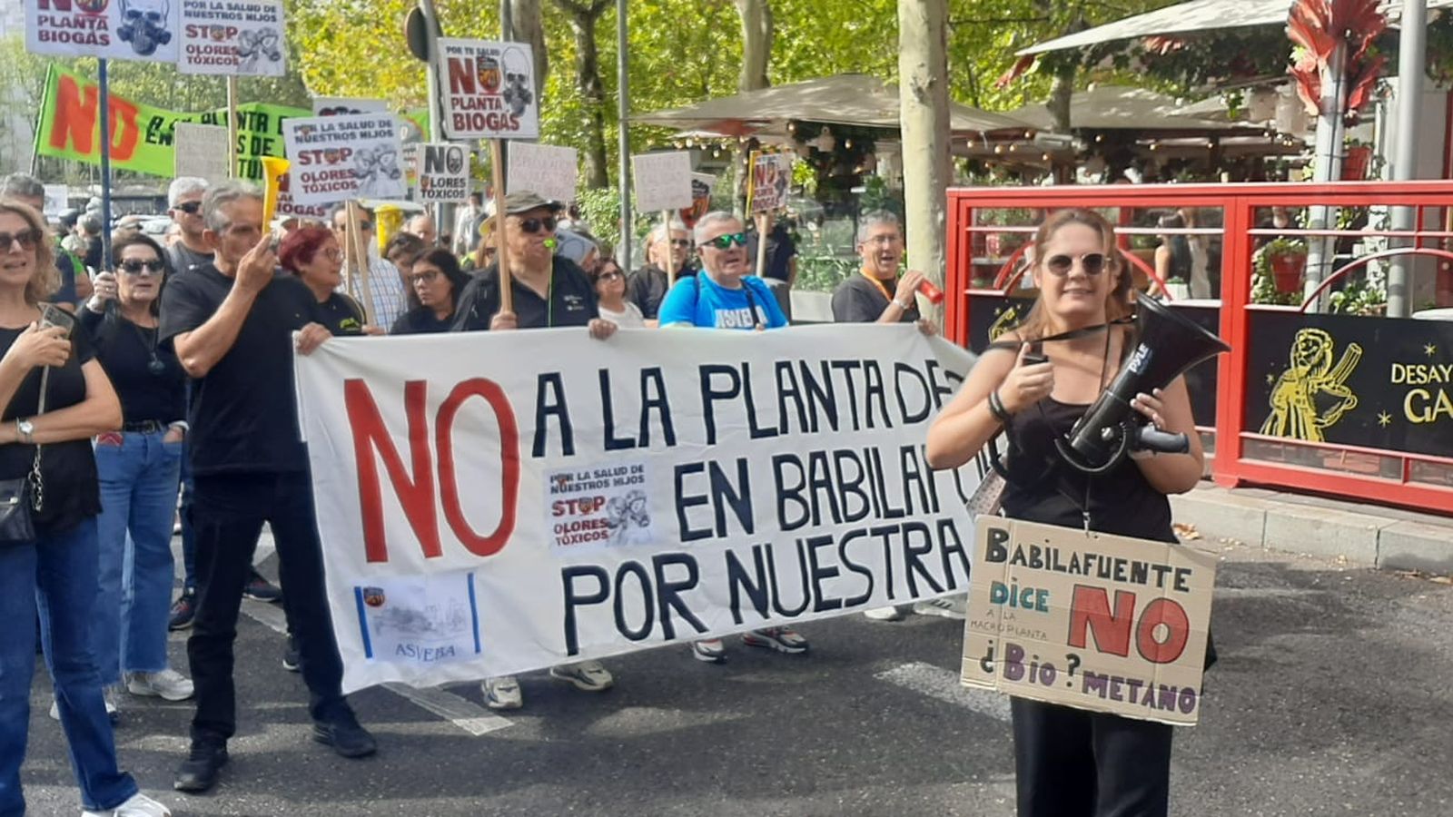 Vecinos de Machacón, Tornadizos y Babilafuente se concentran en Madrid para exigir la paralización de los proyectos de macro-plantas de biogás y biometano