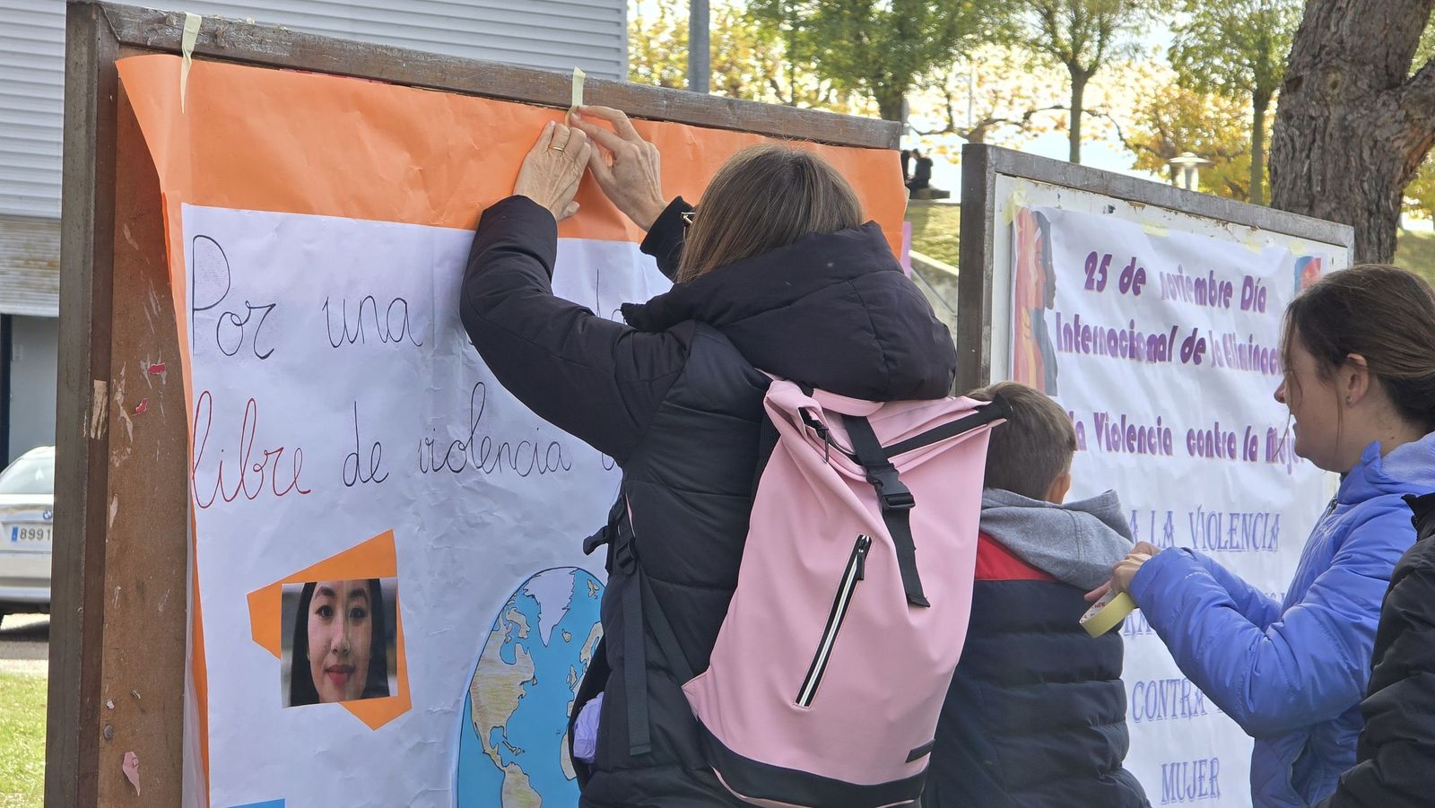 Ofrenda floral y lectura del manifiesto institucional por el Día Contra la Violencia de Género
