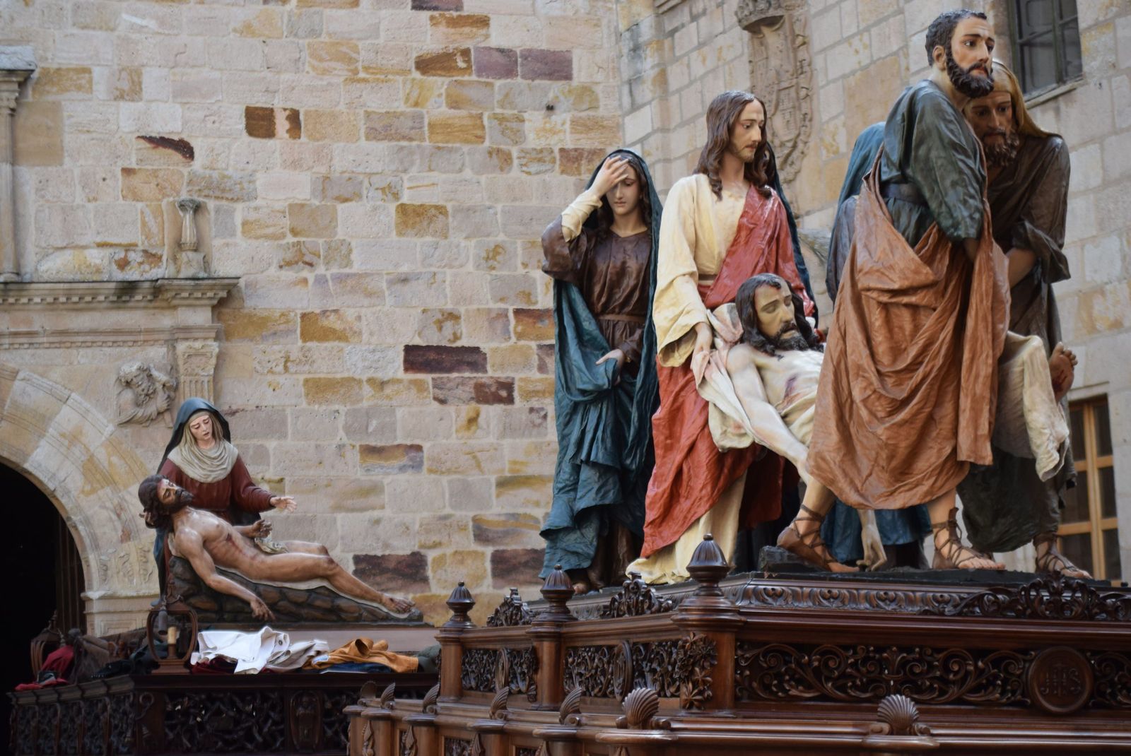 El Santo Entierro traslada sus pasos escultóricos a San Estaban en un nuevo año sin museo.