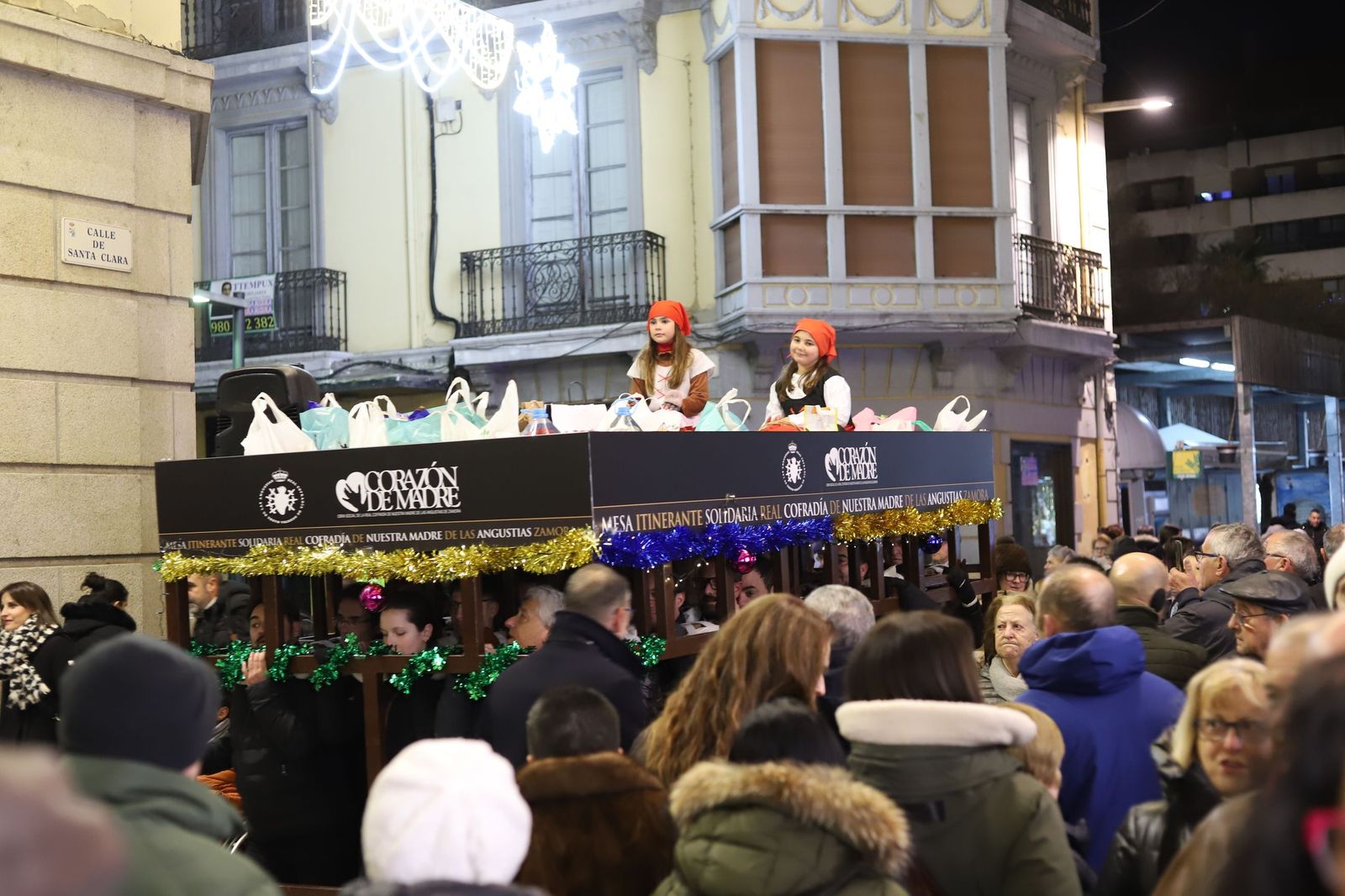 GALERÍA | La Cofradía de Nuestra Madre saca a las calles la Navidad más semanasantera y solidaria