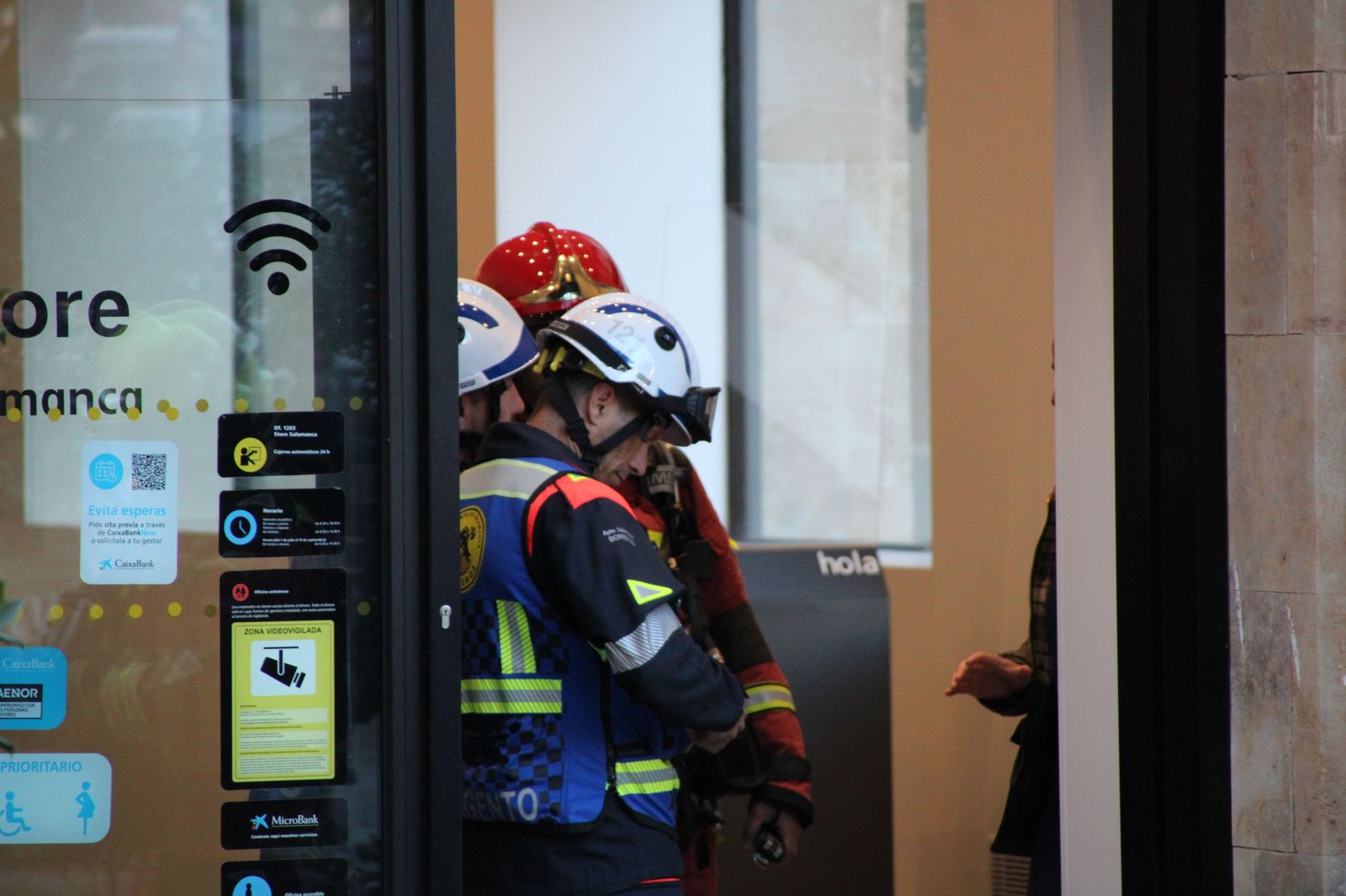 bomberos-y-policia-local-trabajan-en-el-desalojo-de-una-oficina-bancaria-de-caixabank-en-la-calle-zamora-24