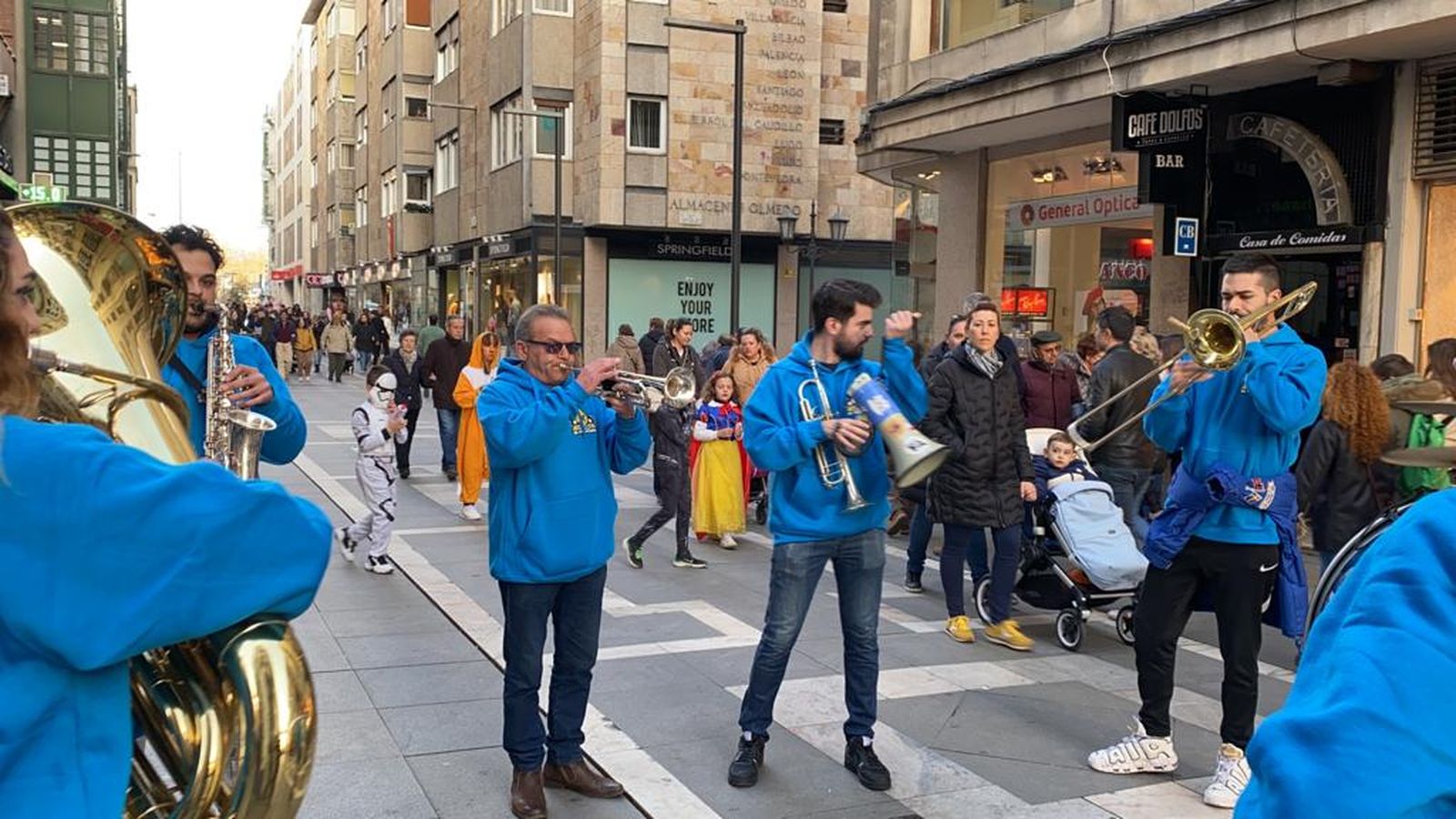 Imagen de la Charanga El Tropezón en la calle Santa Clara