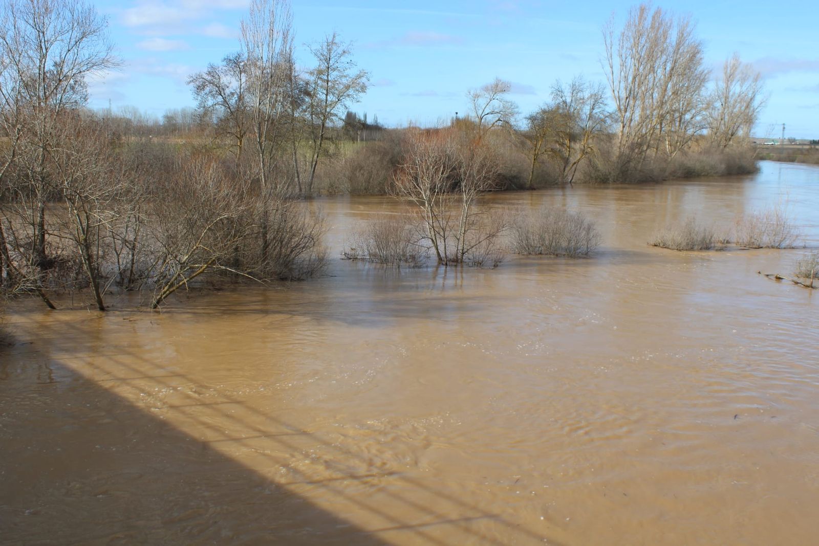 huerta-el-tormes-crecido-tras-las-ultimas-lluvias-inunda-la-playa-y-la-zona-de-ribera-24