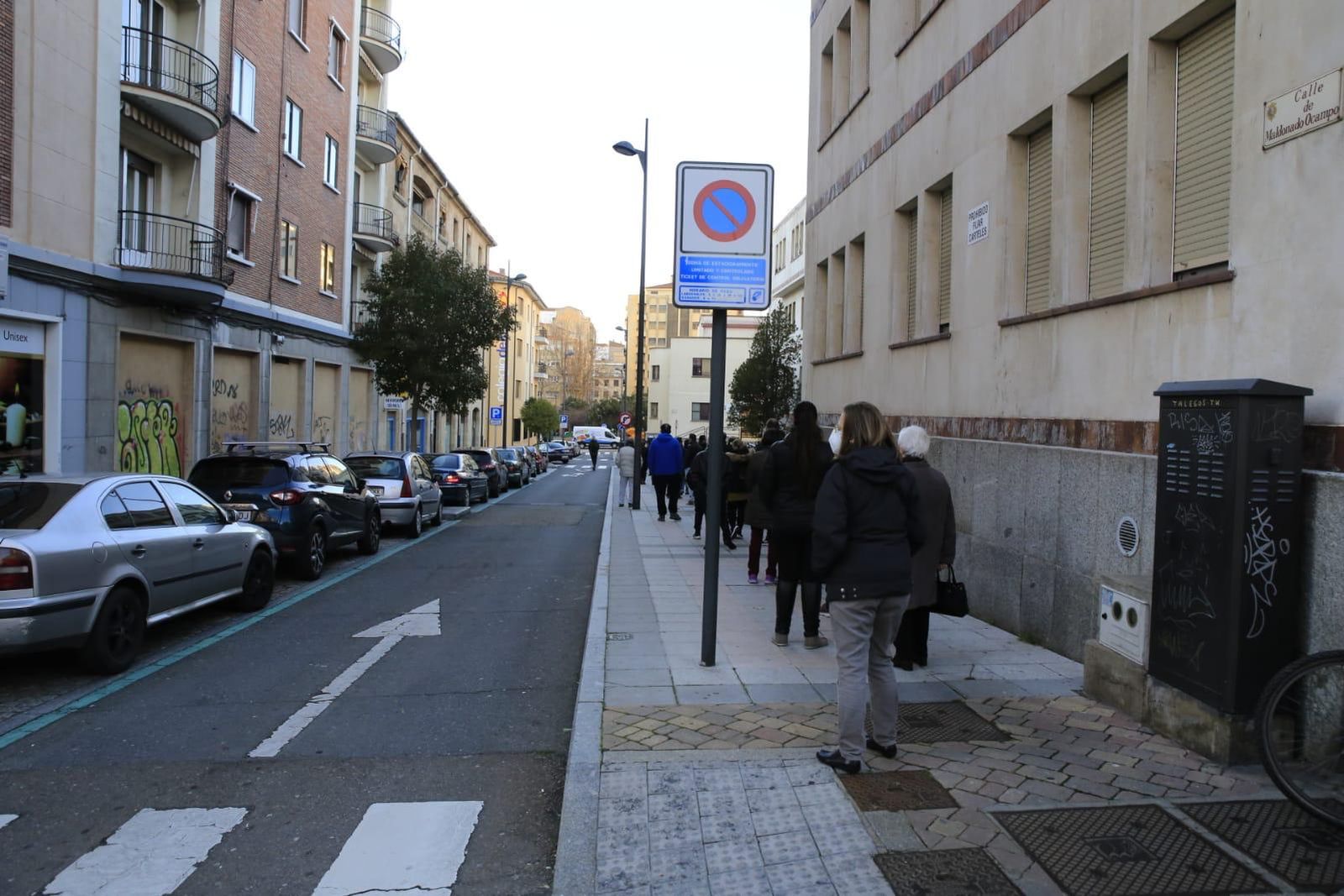 Cola para hacerse un test de antígenos en el cribado masivo del Centro de Salud de San Juan. Foto SALAMANCA24HORAS  (19)