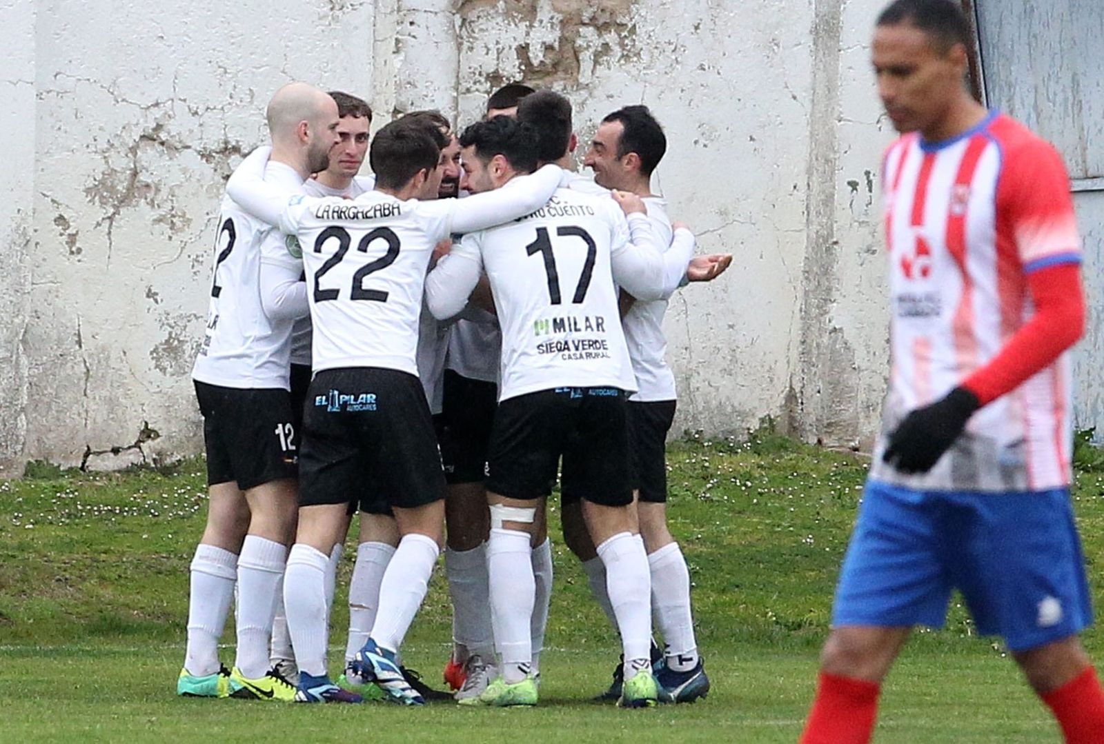 Los jugadores del Ciudad Rodrigo celebran un gol ante el Atlético Bembibre