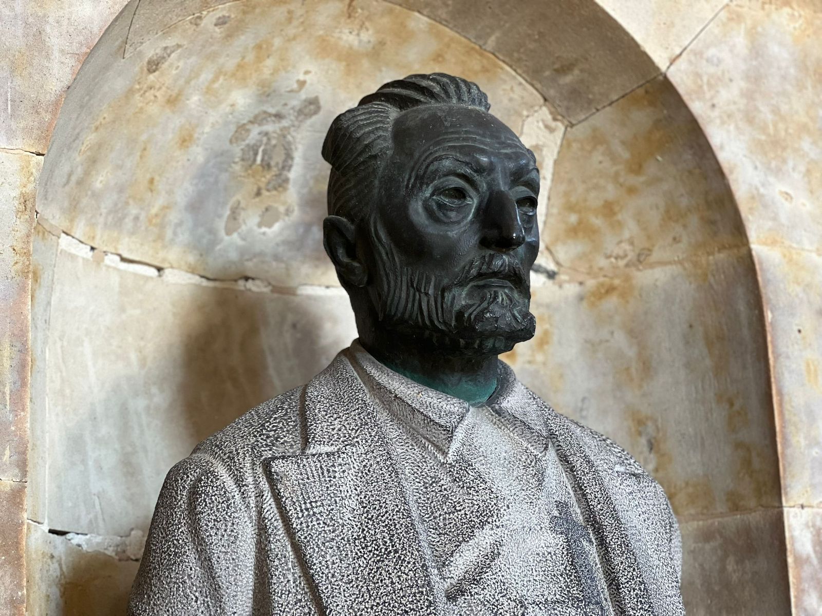 Busto de Unamuno en la Facultad de Filología