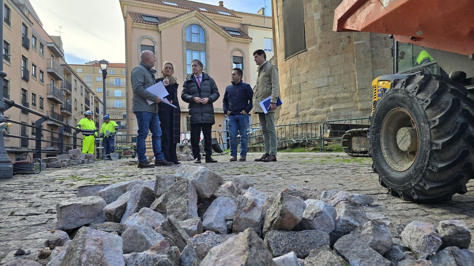 El alcalde de Salamanca, Carlos García Carbayo, visita las obras de renaturalización de plazas del casco histórico de la ciudad