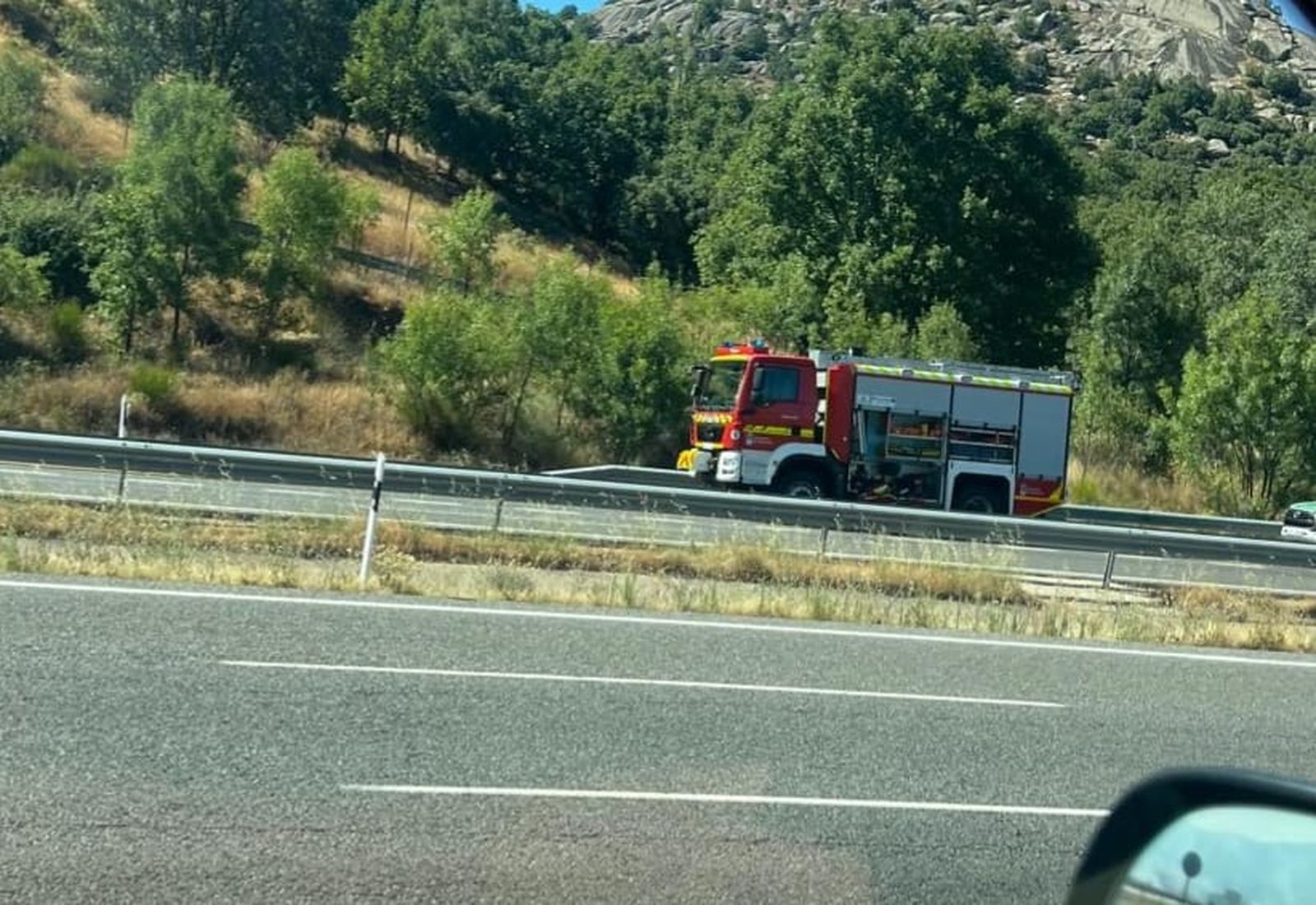 Un coche ardiendo provoca un incendio forestal en Béjar con los bomberos, agentes medio ambientales y la Guardia Civil de Salamanca