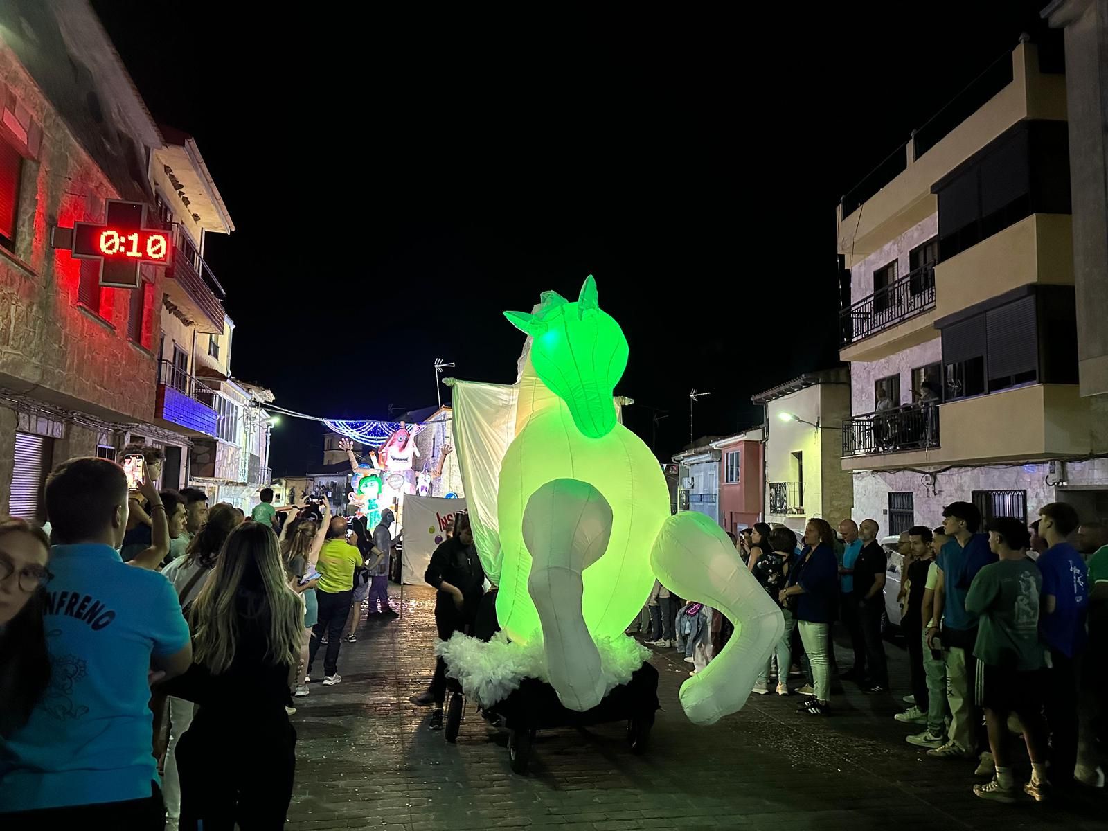 El desfile de carrozas de Aldeadávila vuelve a llenar de luz y color las calles en sus fiestas