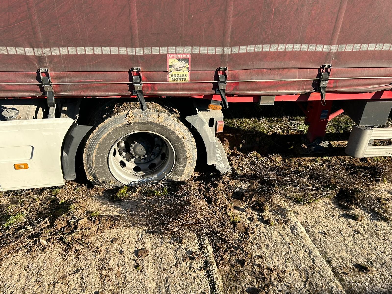 Un camión se sale de la vía a la altura de Fresno-Alhándiga y queda cruzado en una mediana de la A-66 - FOTO S24H