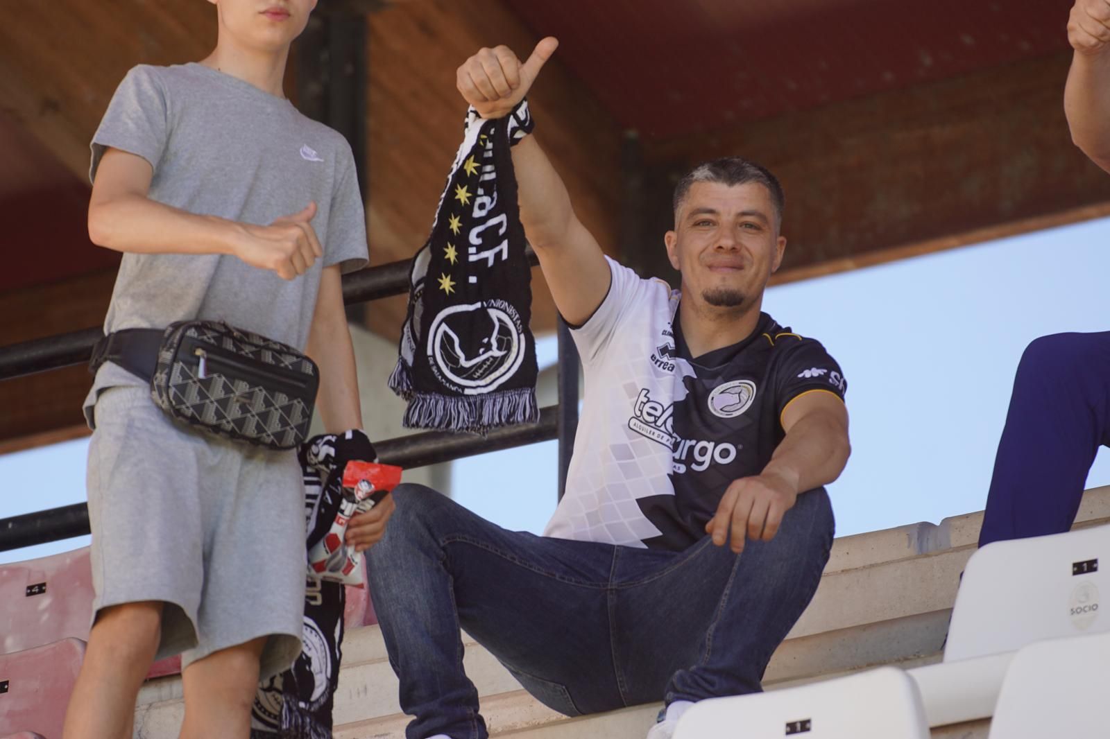 Gran ambiente en la grada para ver el partido entre Zamora - Unionistas en el Estadio Ruta de la Plata