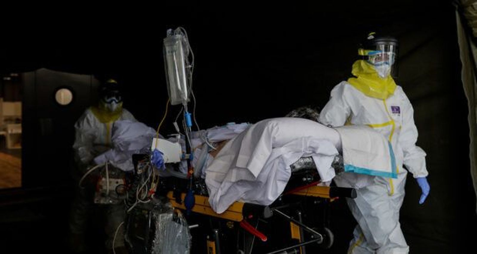 Europapress 2928349 coronavirus sanitarios summa protegidos traje protector frente covid 19 trasladan 620x330