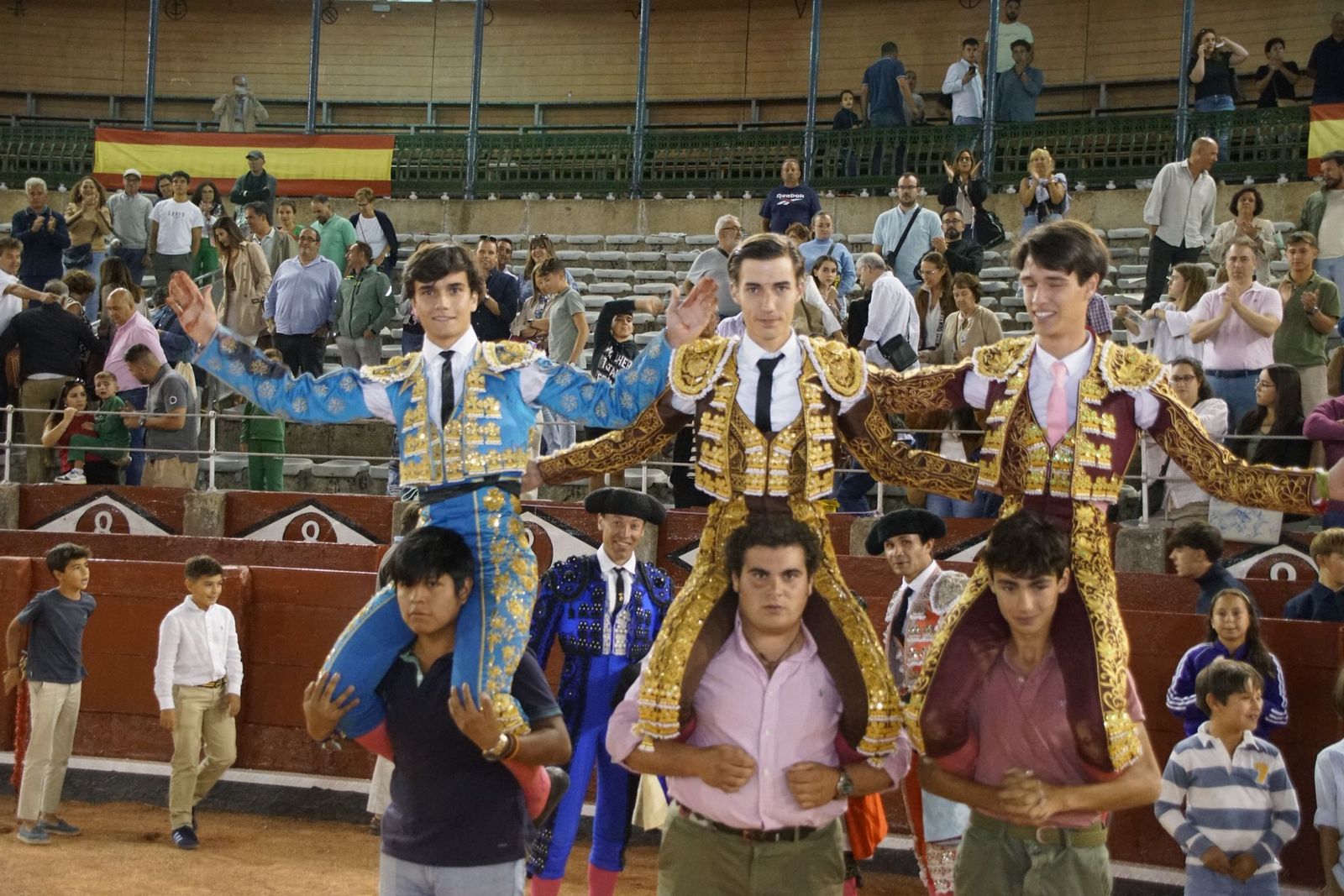 Clase práctica con alumnos de la Escuela de Tauromaquia de Salamanca (Diego Mateos, Noel García y Álvaro Rojo con erales de Esteban Isidro)