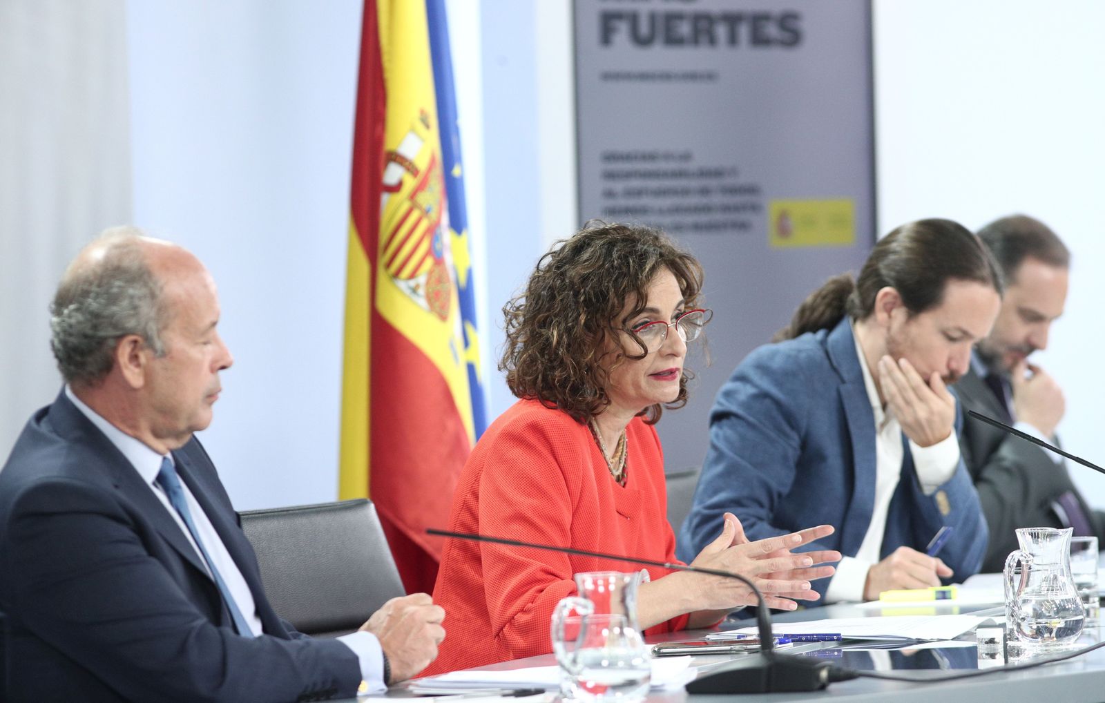 (I-D) El ministro de Justicia, Juan Carlos Campo; la ministra portavoz y de Hacienda, María Jesús Montero; el vicepresidente y ministro de Derechos Sociales y Agenda 2030, Pablo Iglesias, y el minis