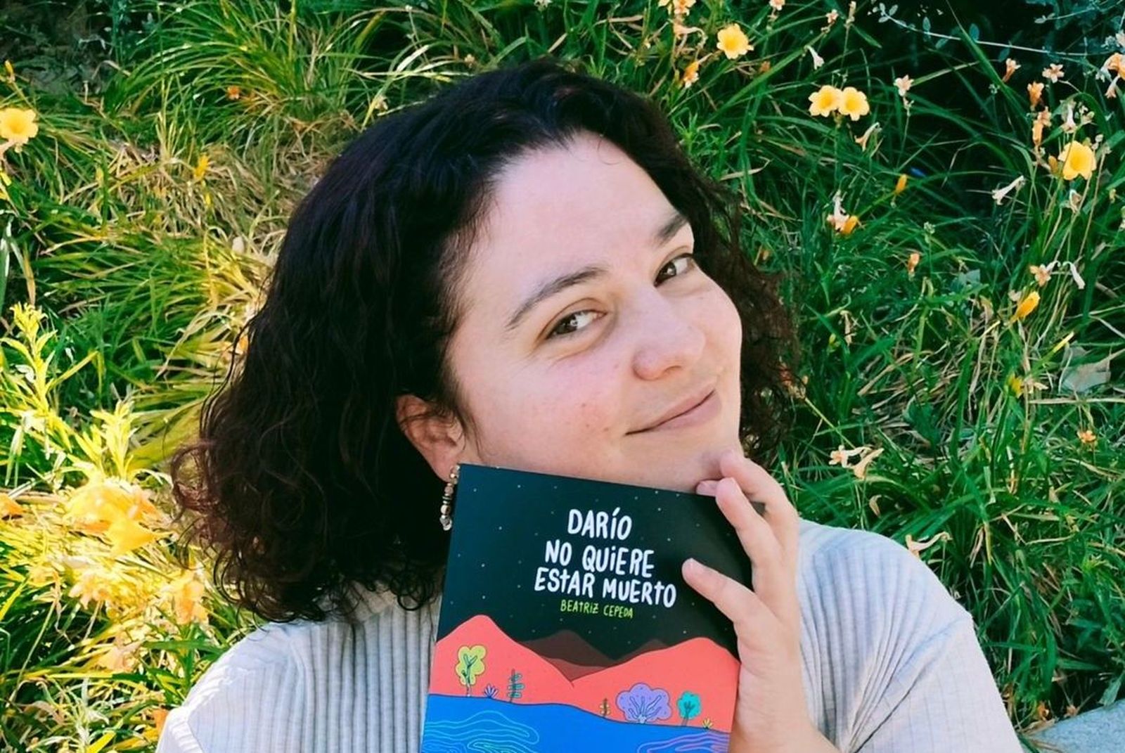 Beatriz Cepeda posa con su nuevo libro-Instagram