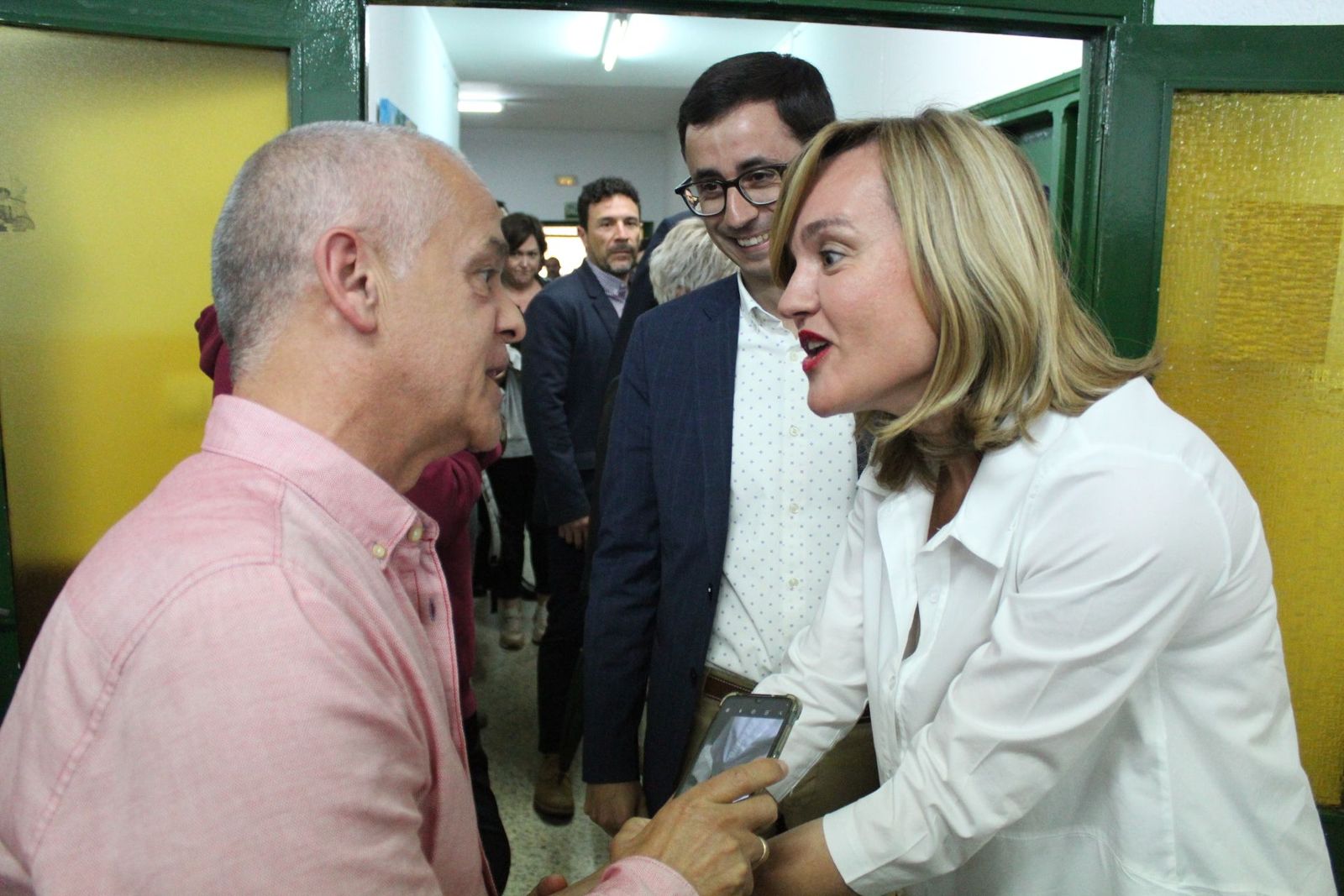 La ministra de educación, Pilar Alegría, visita la Asociación de Vecinos de Navega La ministra de educación, Pilar Alegría, visita la Asociación de Vecinos de Navega